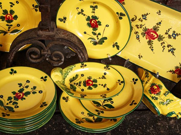 Servizio di piatti in trerracotta invetriata in giallo, Imola