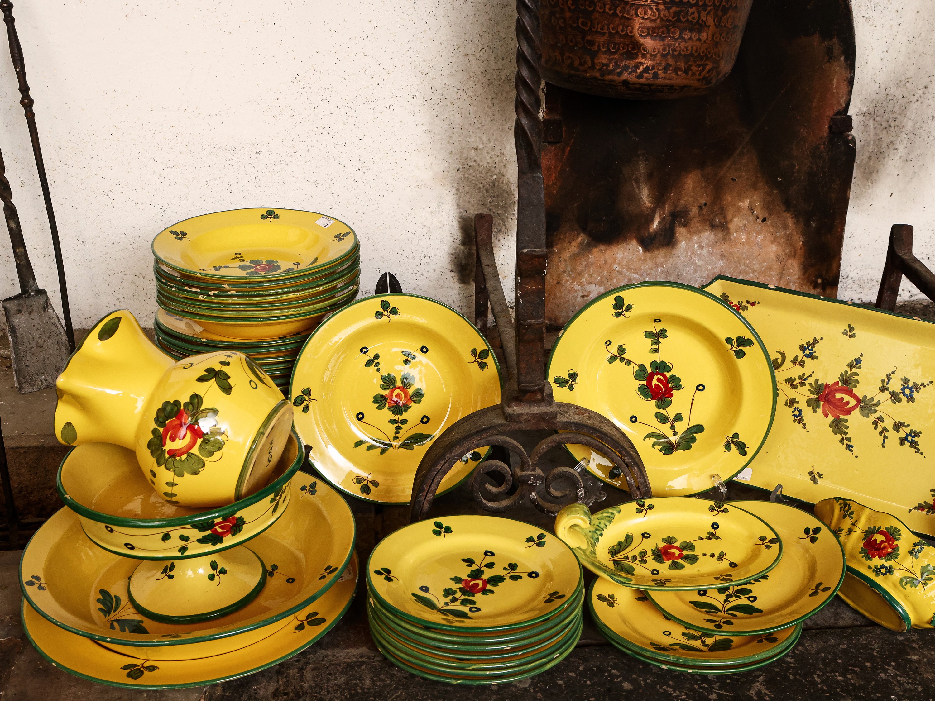 Servizio di Piatti in Trerracotta Invetriata in Giallo, Imola