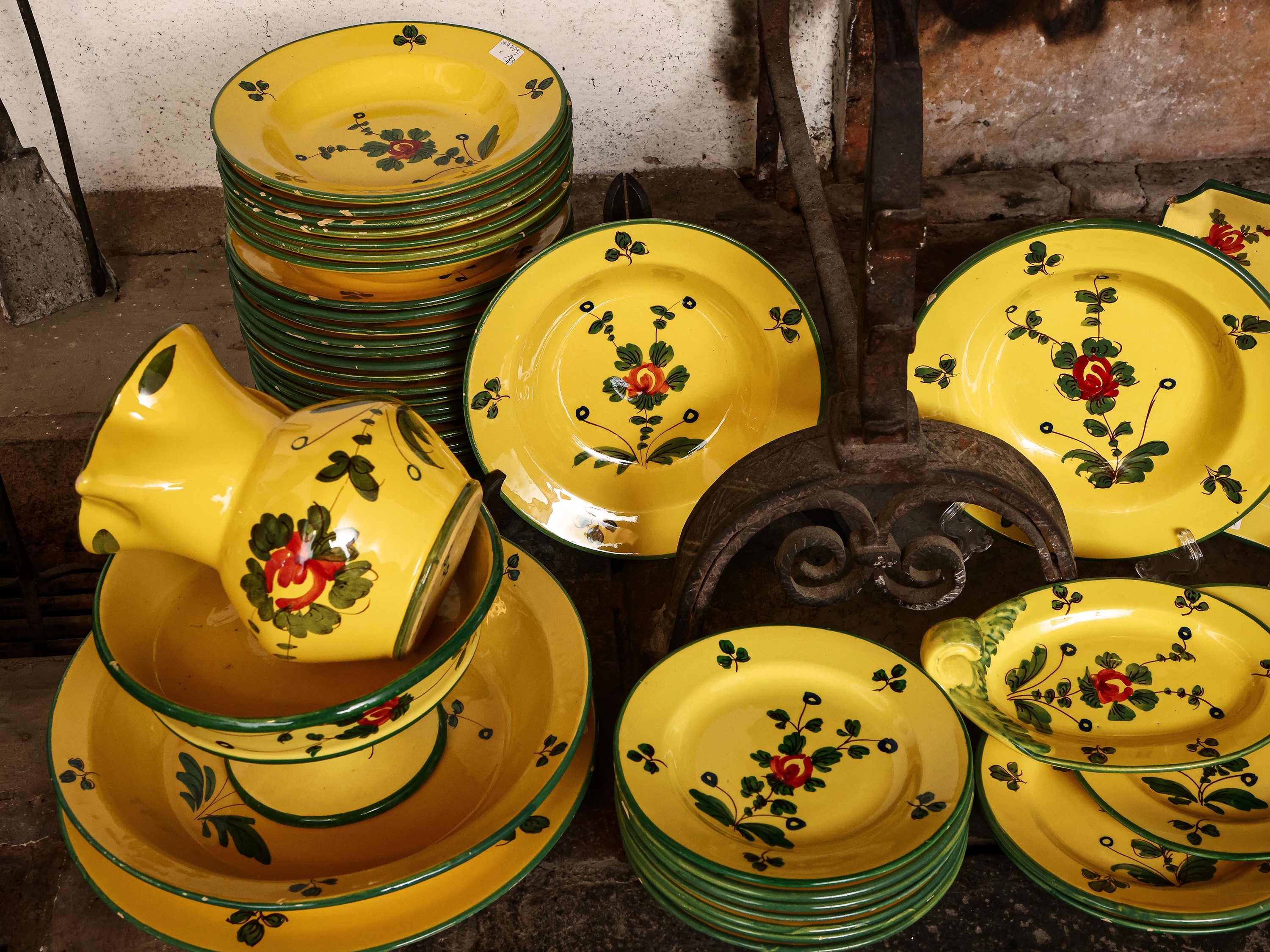 Servizio di Piatti in Trerracotta Invetriata in Giallo, Imola