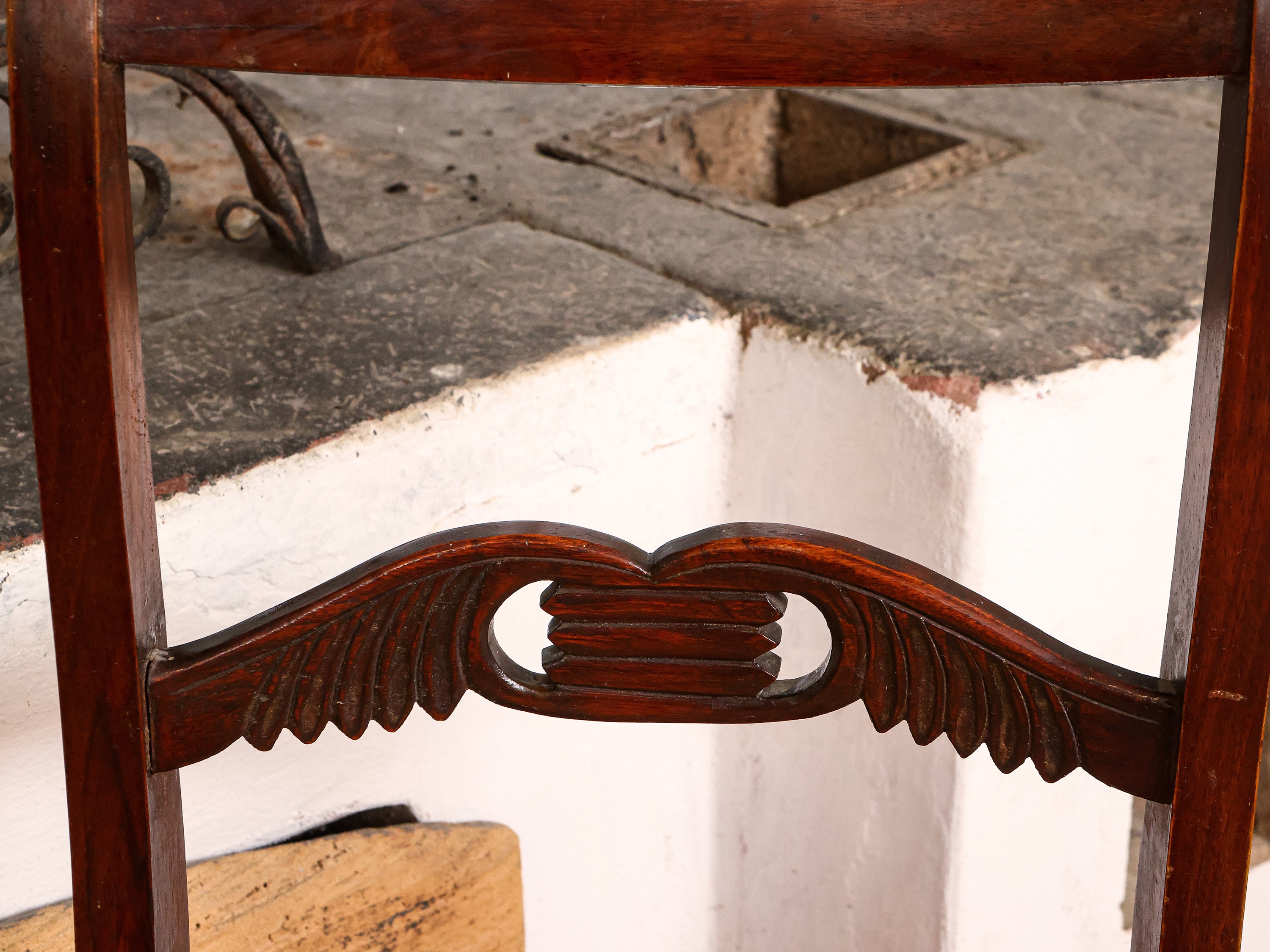 Coppia di sedie in noce