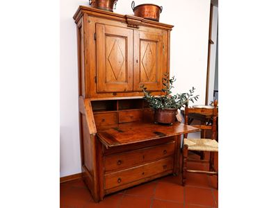 Cassettone Rustico a Ribalta con Alzata in Legno Tenero