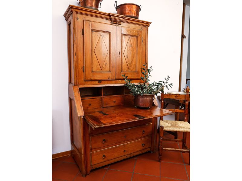 Cassettone Rustico a Ribalta con Alzata in Legno Tenero