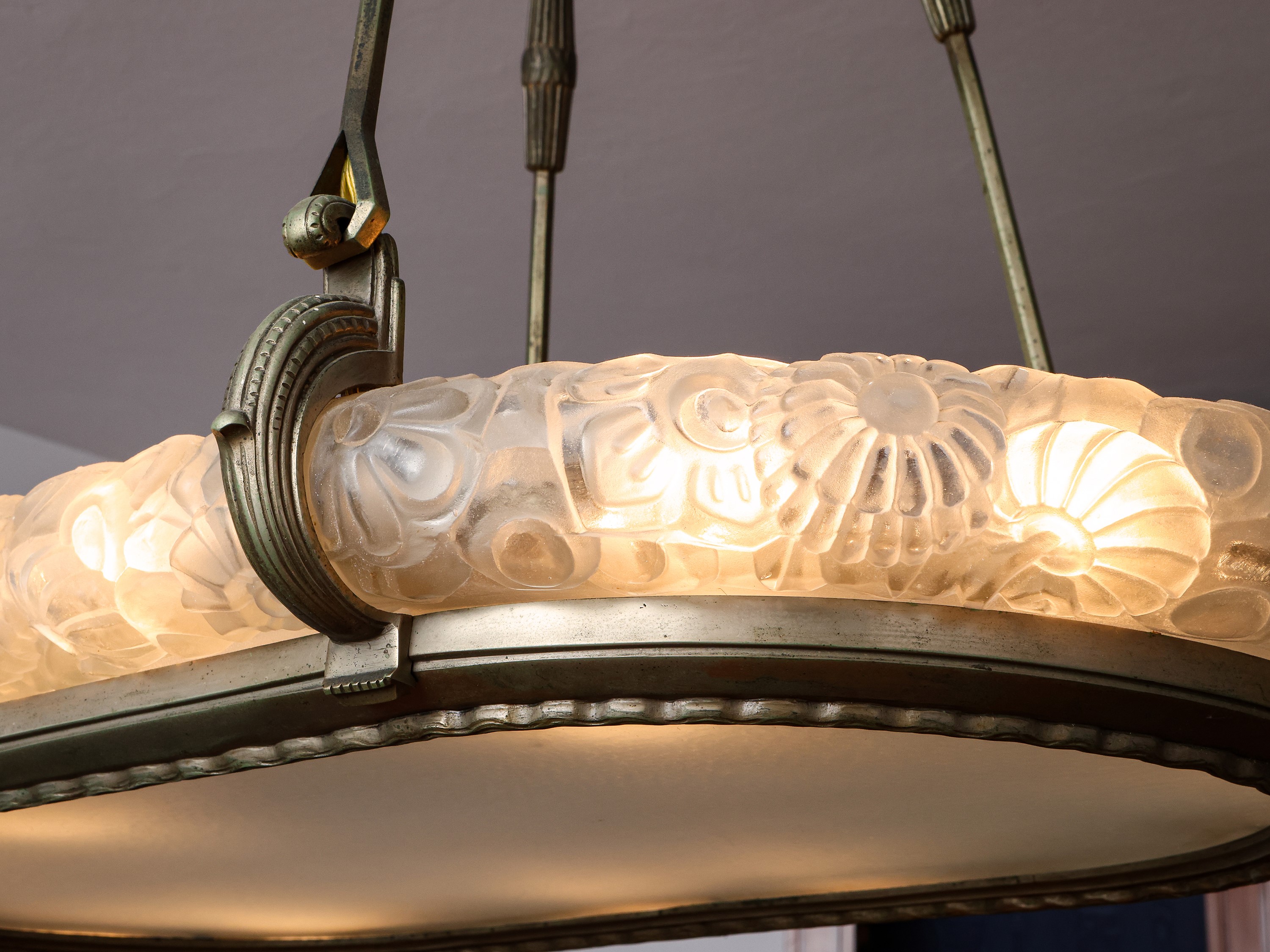 Grande Lampadario Art Decò a Sospensione in Metallo e Vetro Acidato