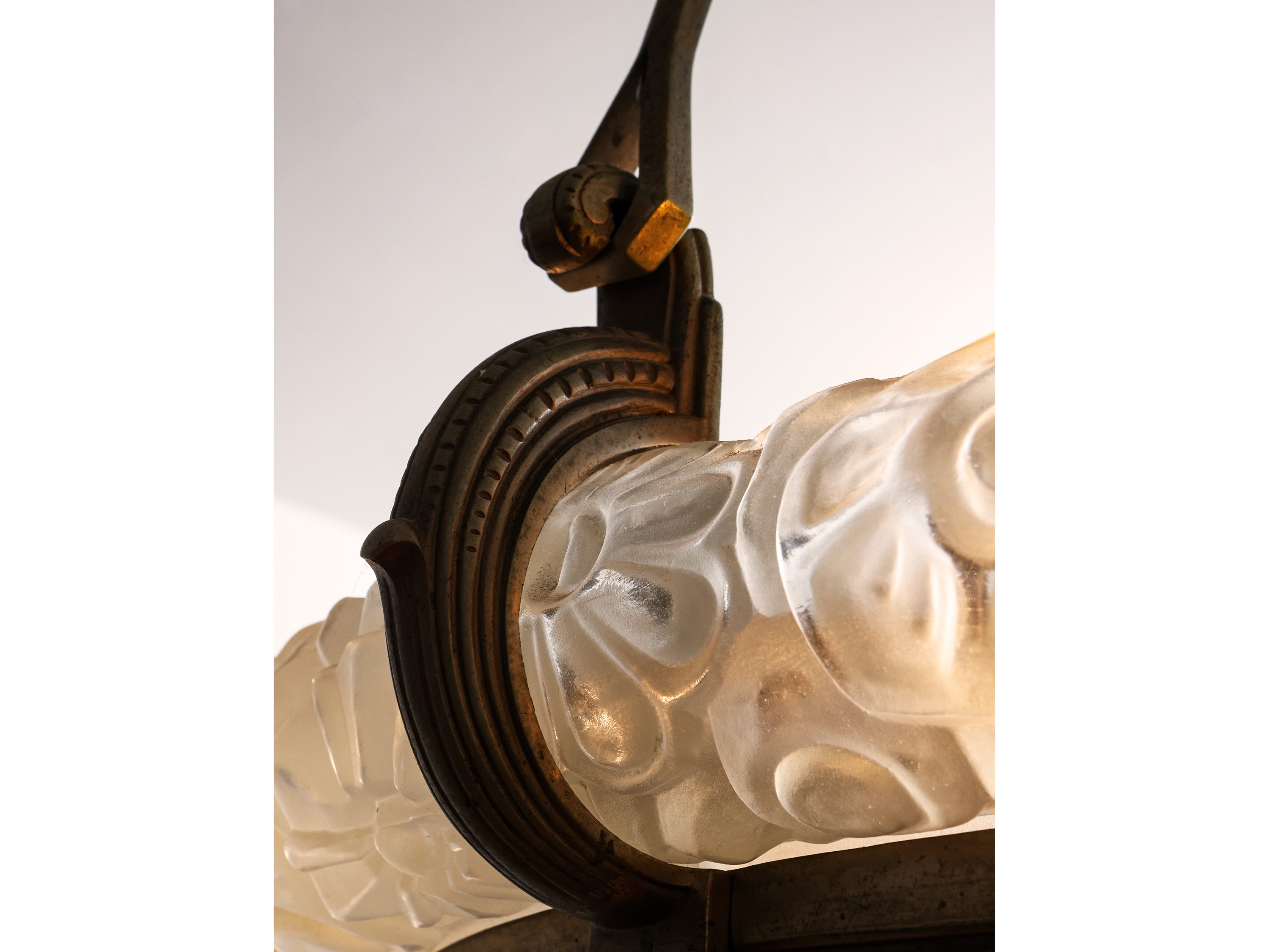 Grande Lampadario Art Decò a Sospensione in Metallo e Vetro Acidato