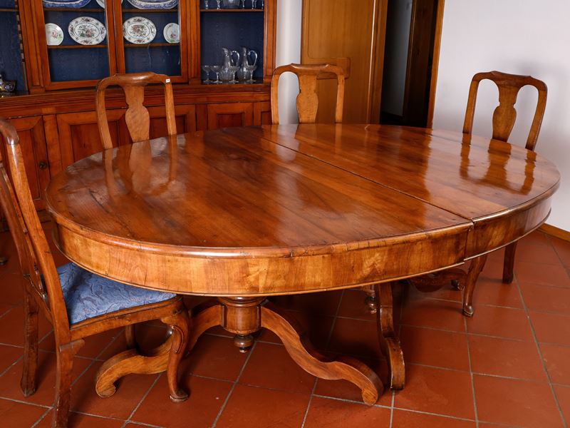 Grande tavolo da pranzo in noce e piuma di noce allungabile