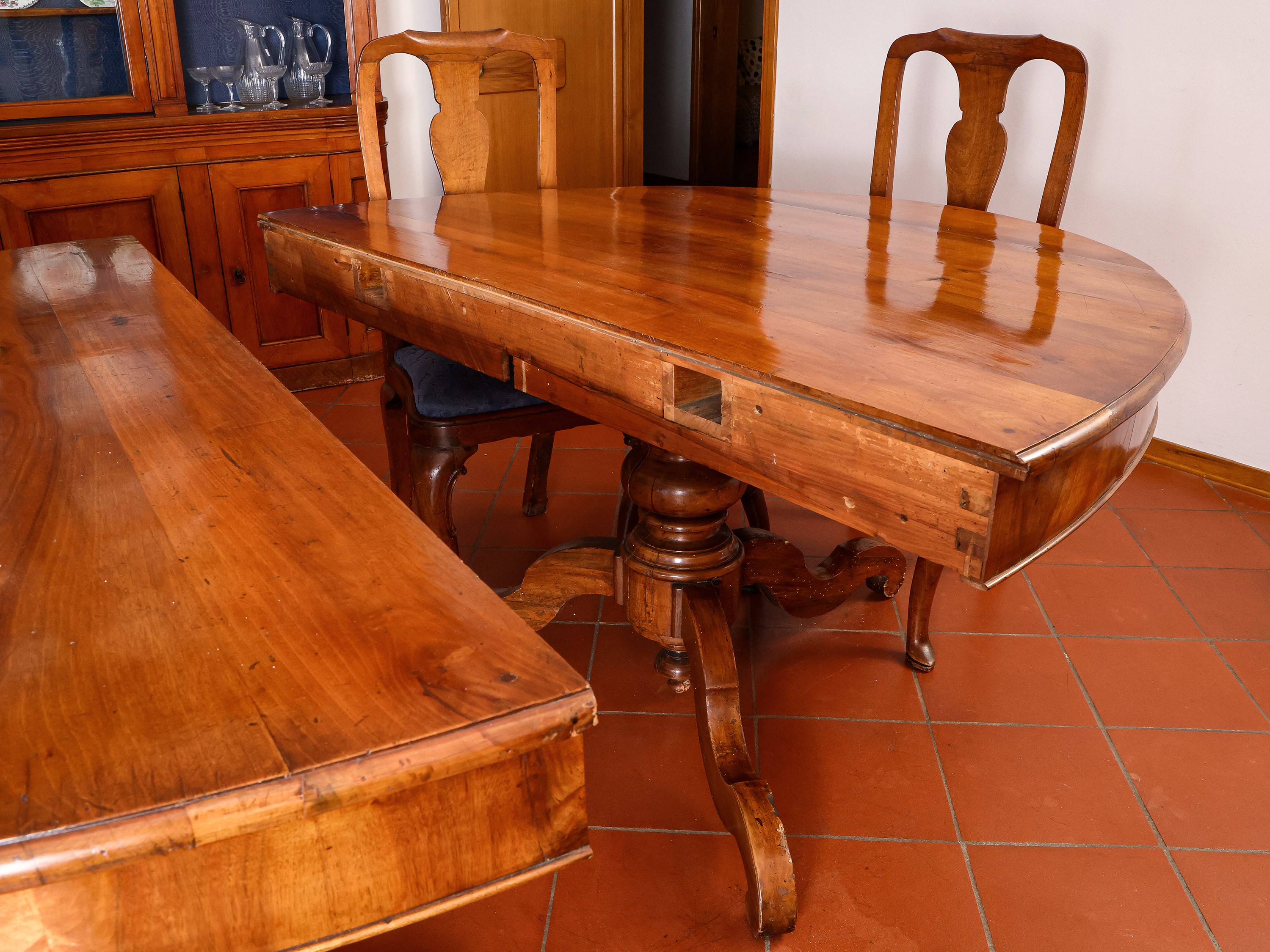 Grande tavolo da pranzo in noce e piuma di noce allungabile