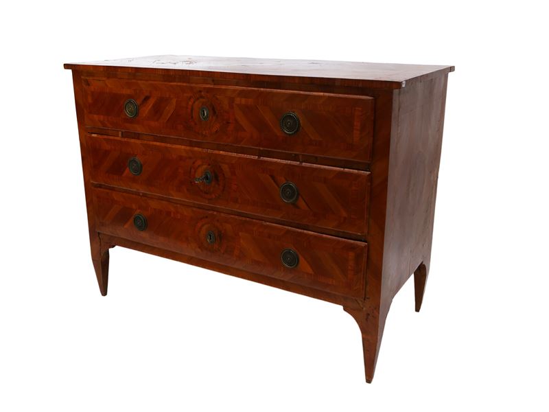 Cassettone impiallacciato ed intarsiato in ciliegio