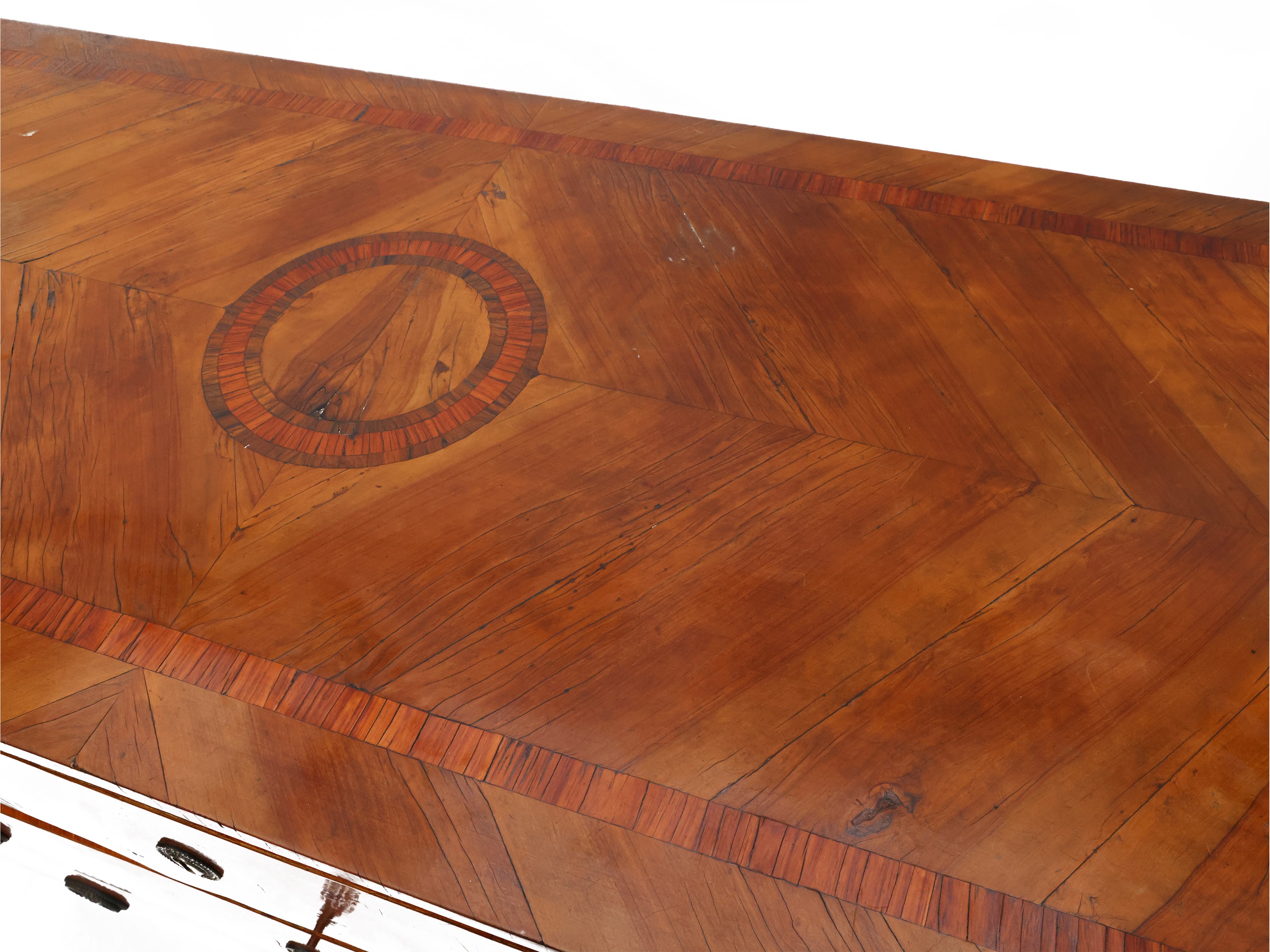 Cassettone impiallacciato ed intarsiato in ciliegio