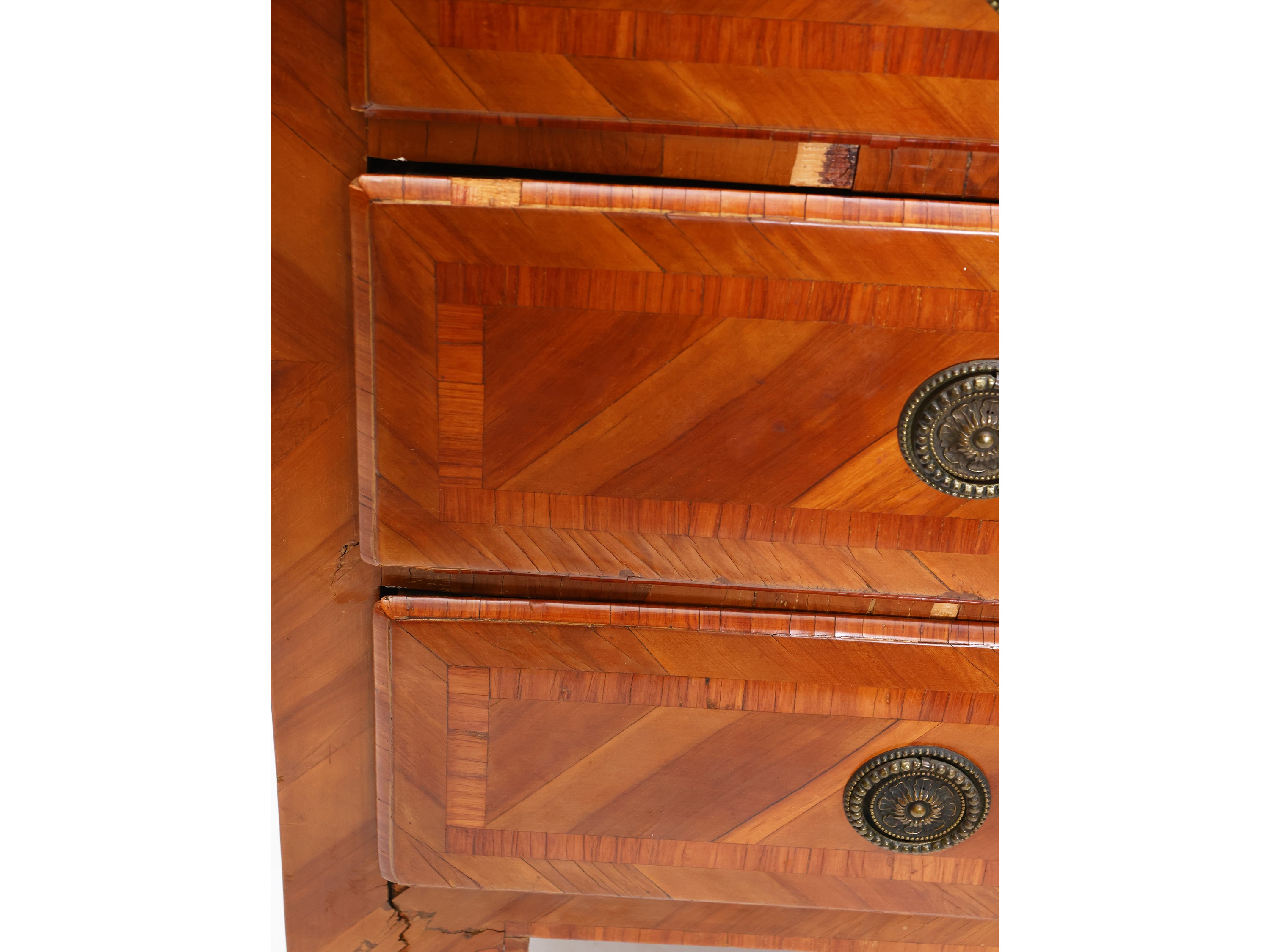 Cassettone impiallacciato ed intarsiato in ciliegio