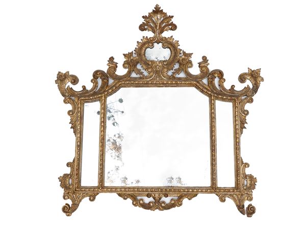 Caminiera con cornice in legno intagliato e dorato