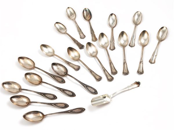 Due set di cucchiaini in argento