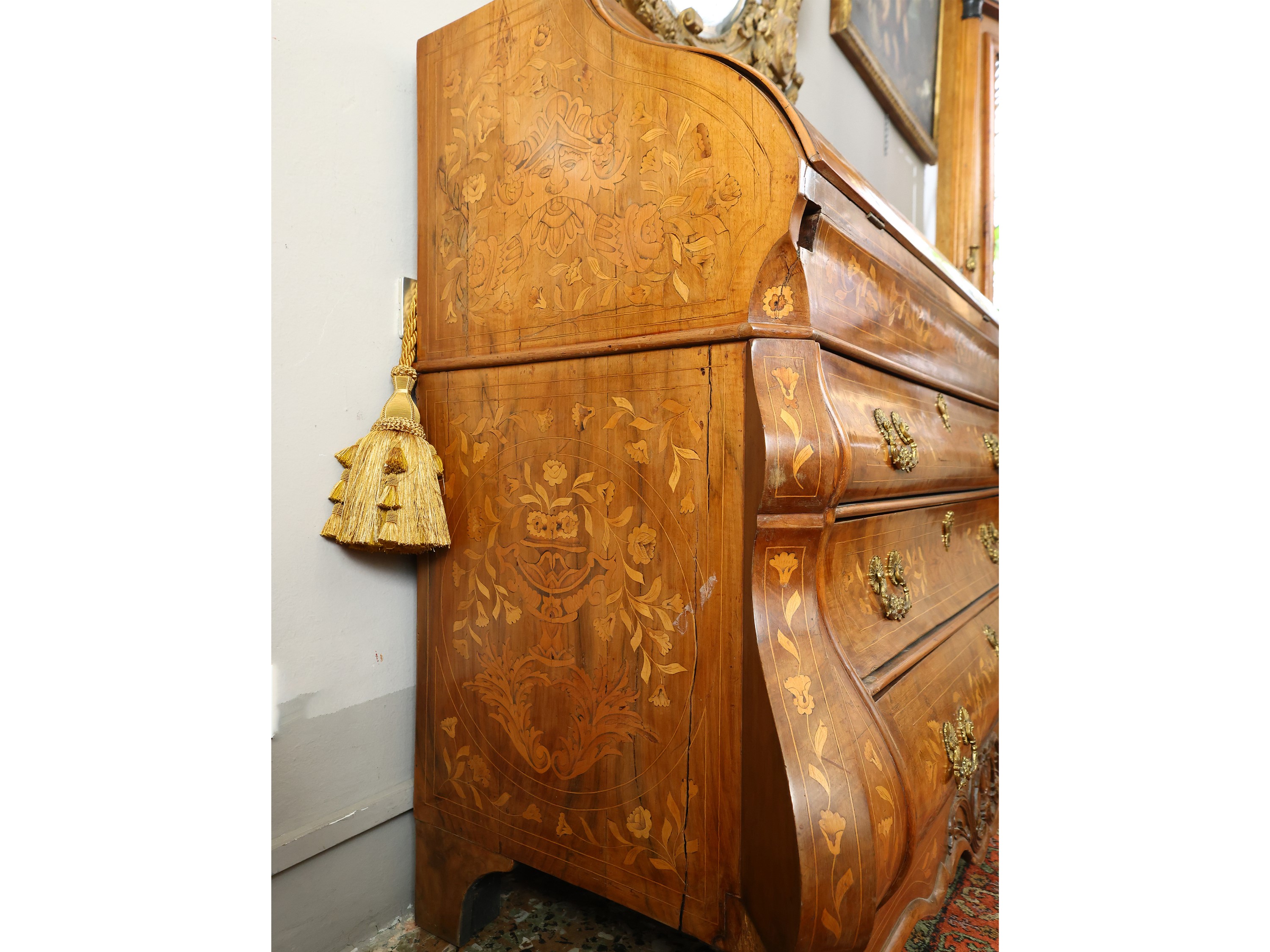 Cassettone a ribalta in noce