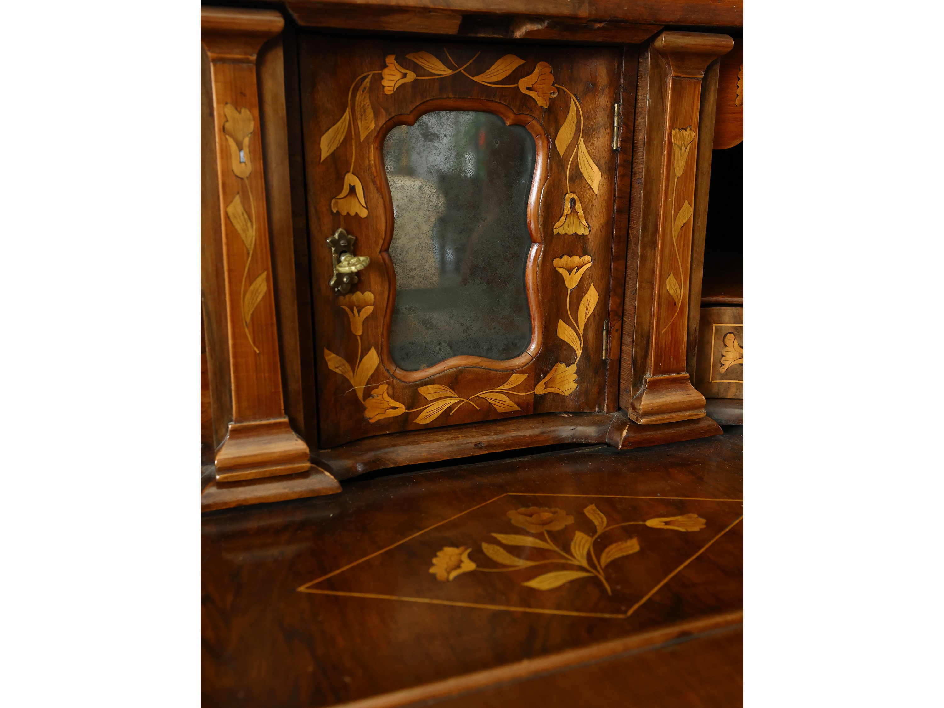 Cassettone a ribalta in noce