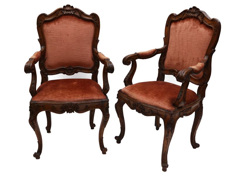 Coppia di poltrone in noce