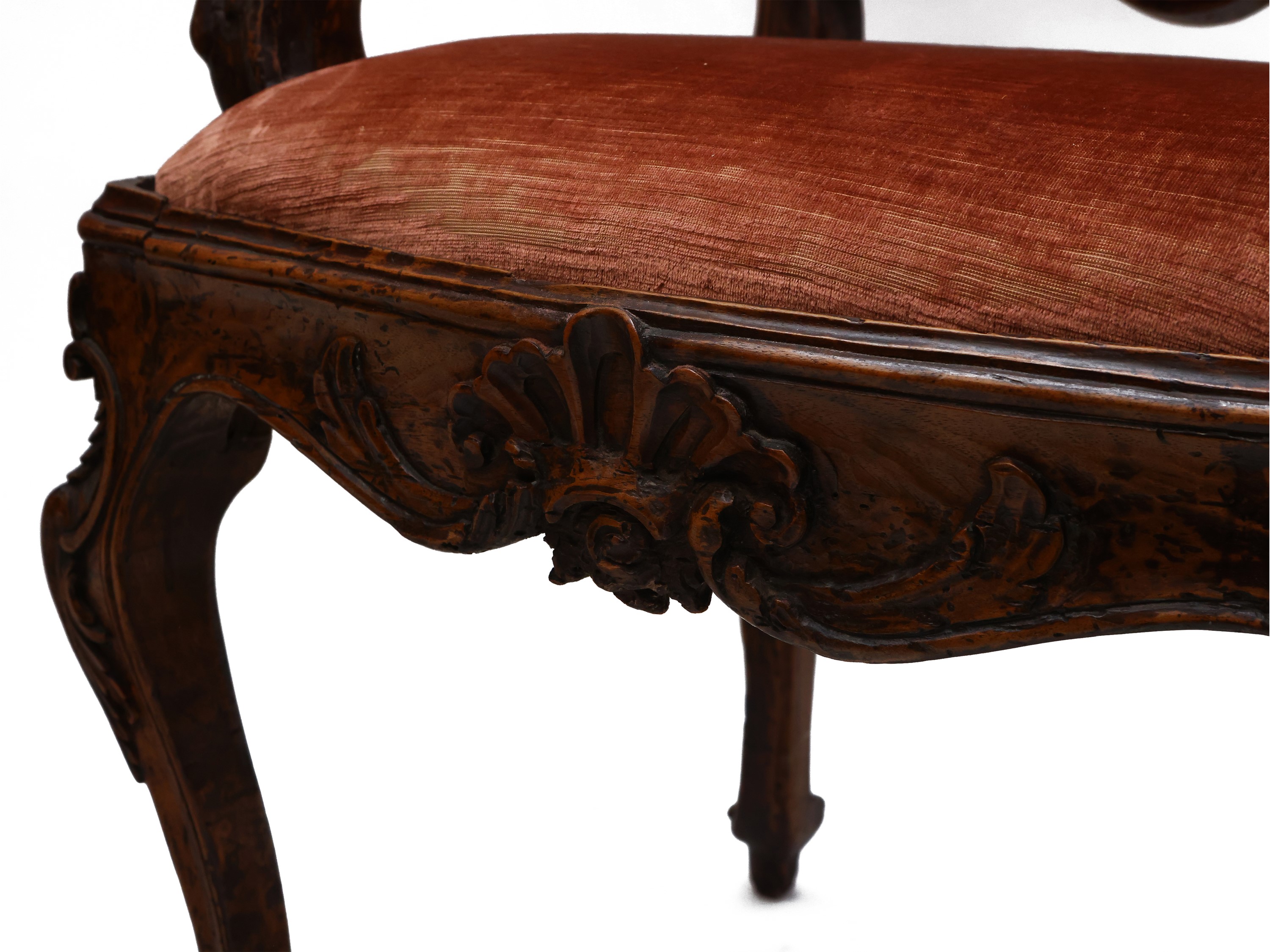 Coppia di poltrone in noce