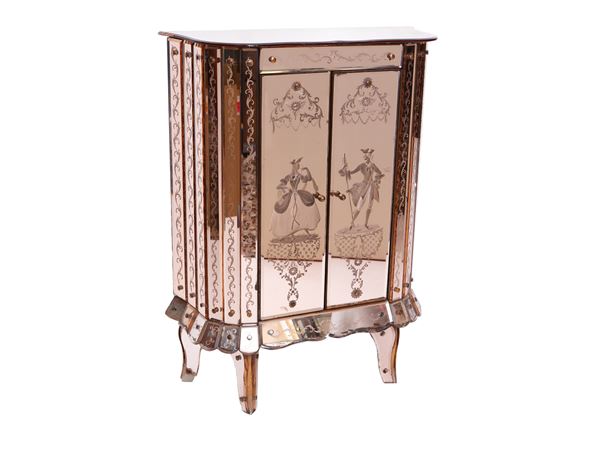 Small cabinet covered in rose mirror