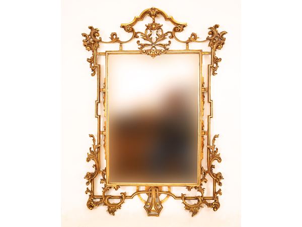 Specchiera con cornice in legno intagliato e dorato