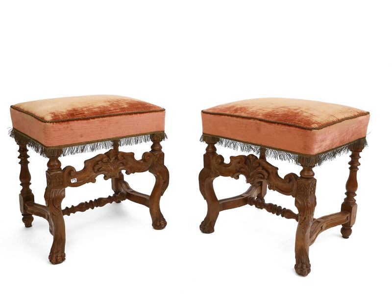 Coppia di sgabelli in noce