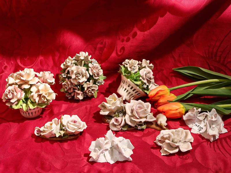 Assortimento di Ornamenti Floreali in Ceramica per Centrotavola