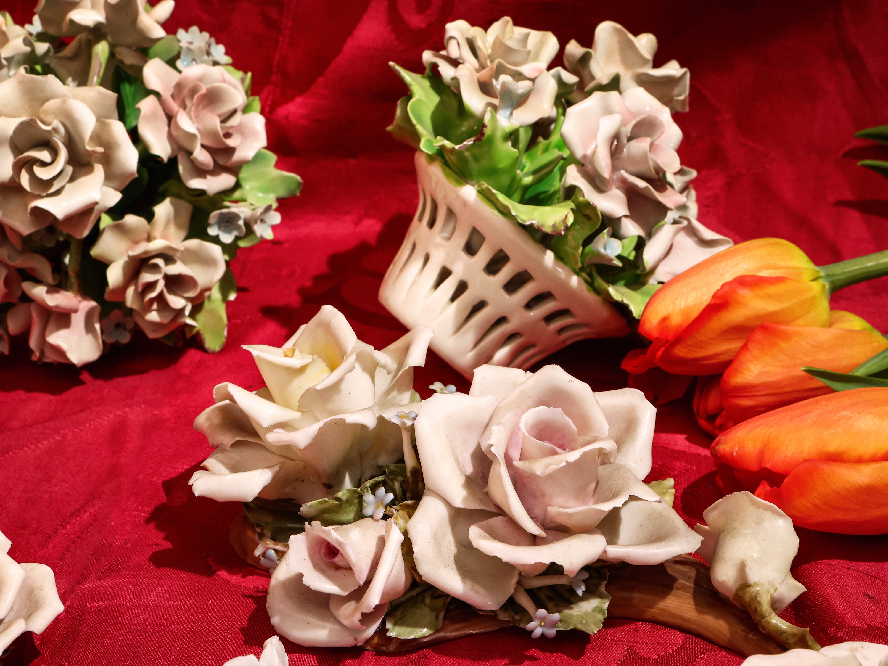 Assortimento di Ornamenti Floreali in Ceramica per Centrotavola