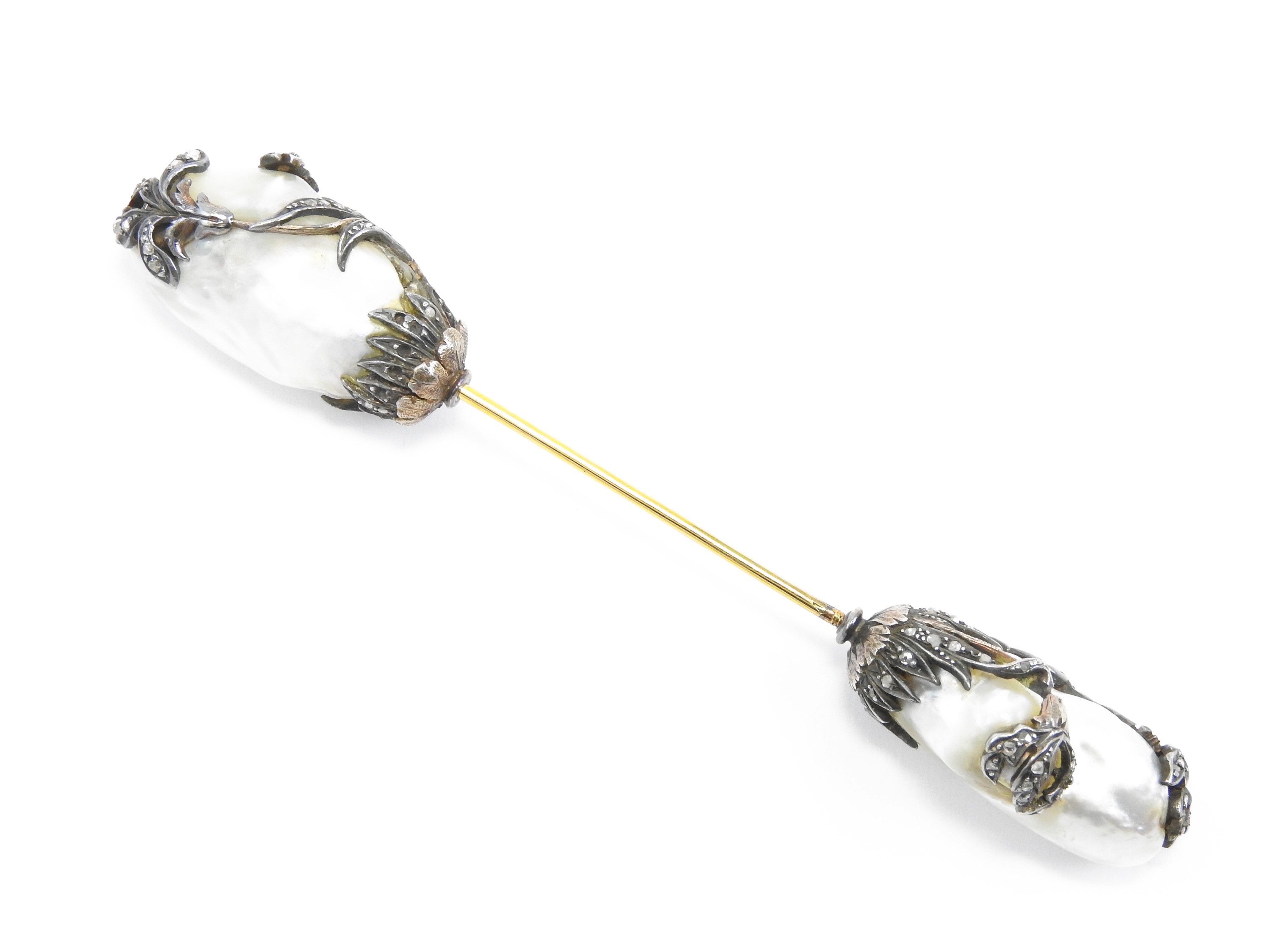 Spillone a Vite in Oro Giallo e Argento con Diamanti e Grandi Perle Barocche Probabilmente Natura...