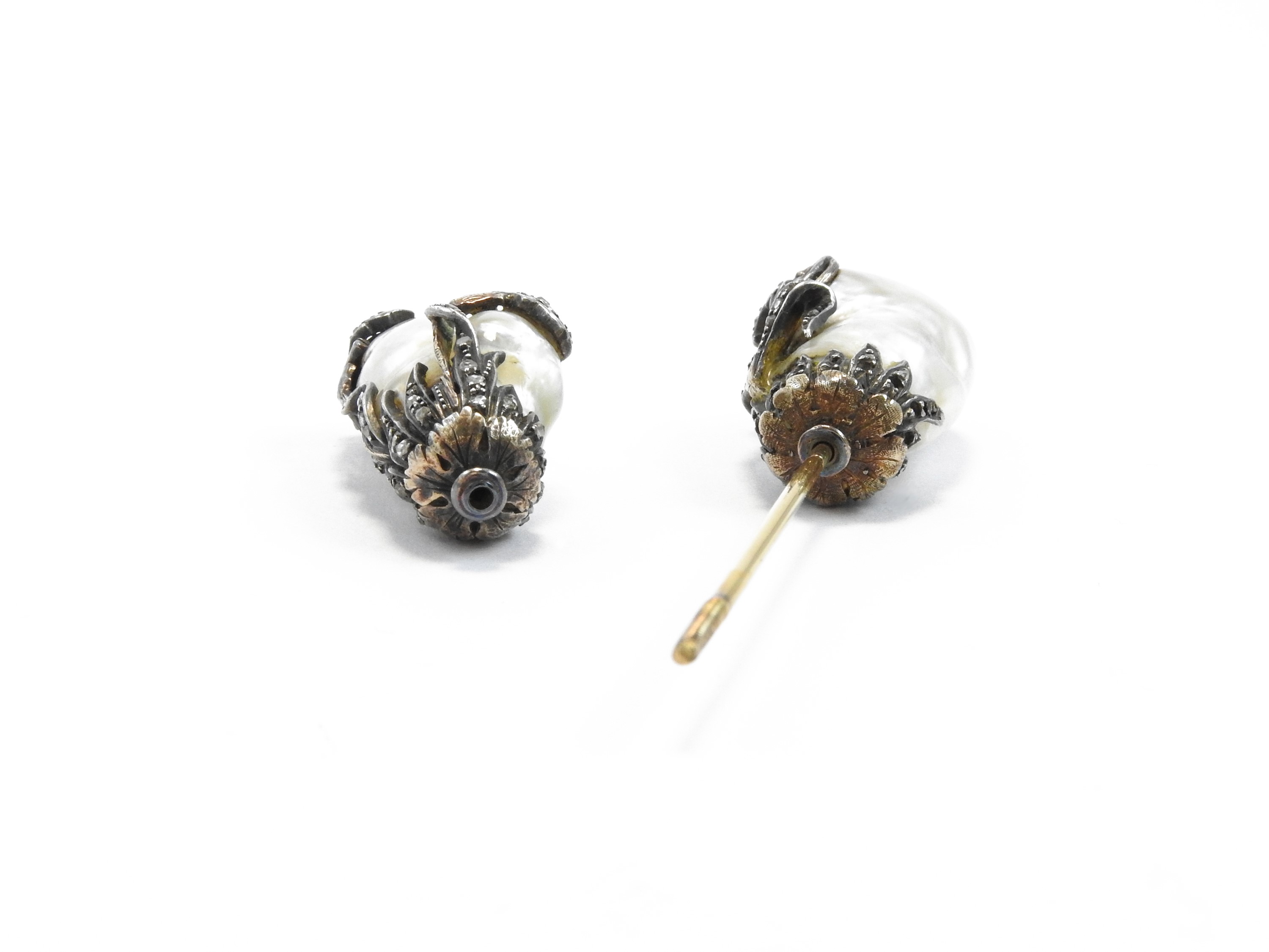 Spillone a Vite in Oro Giallo e Argento con Diamanti e Grandi Perle Barocche Probabilmente Natura...