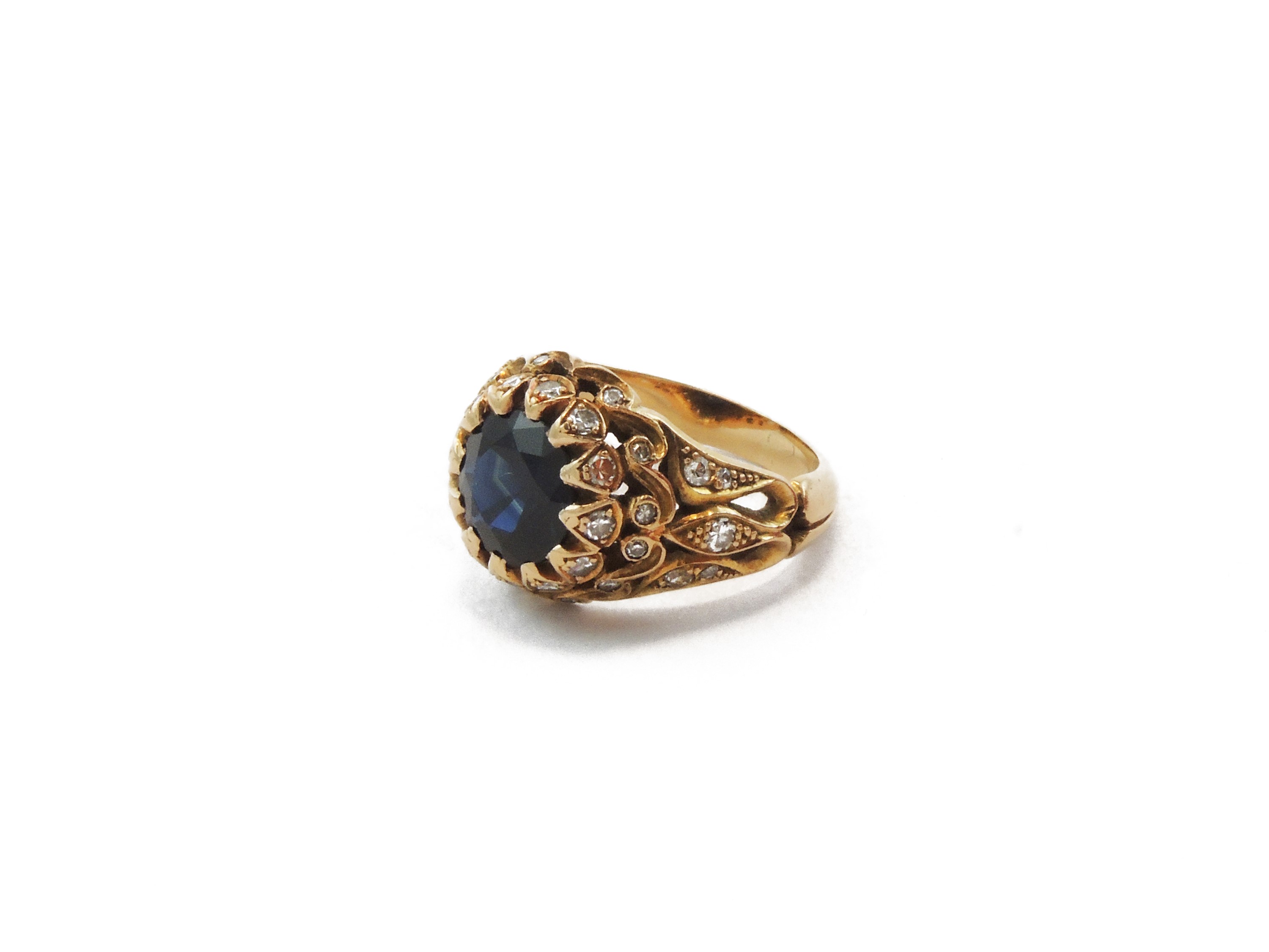 Anello in Oro Giallo con Diamanti e Zaffiro