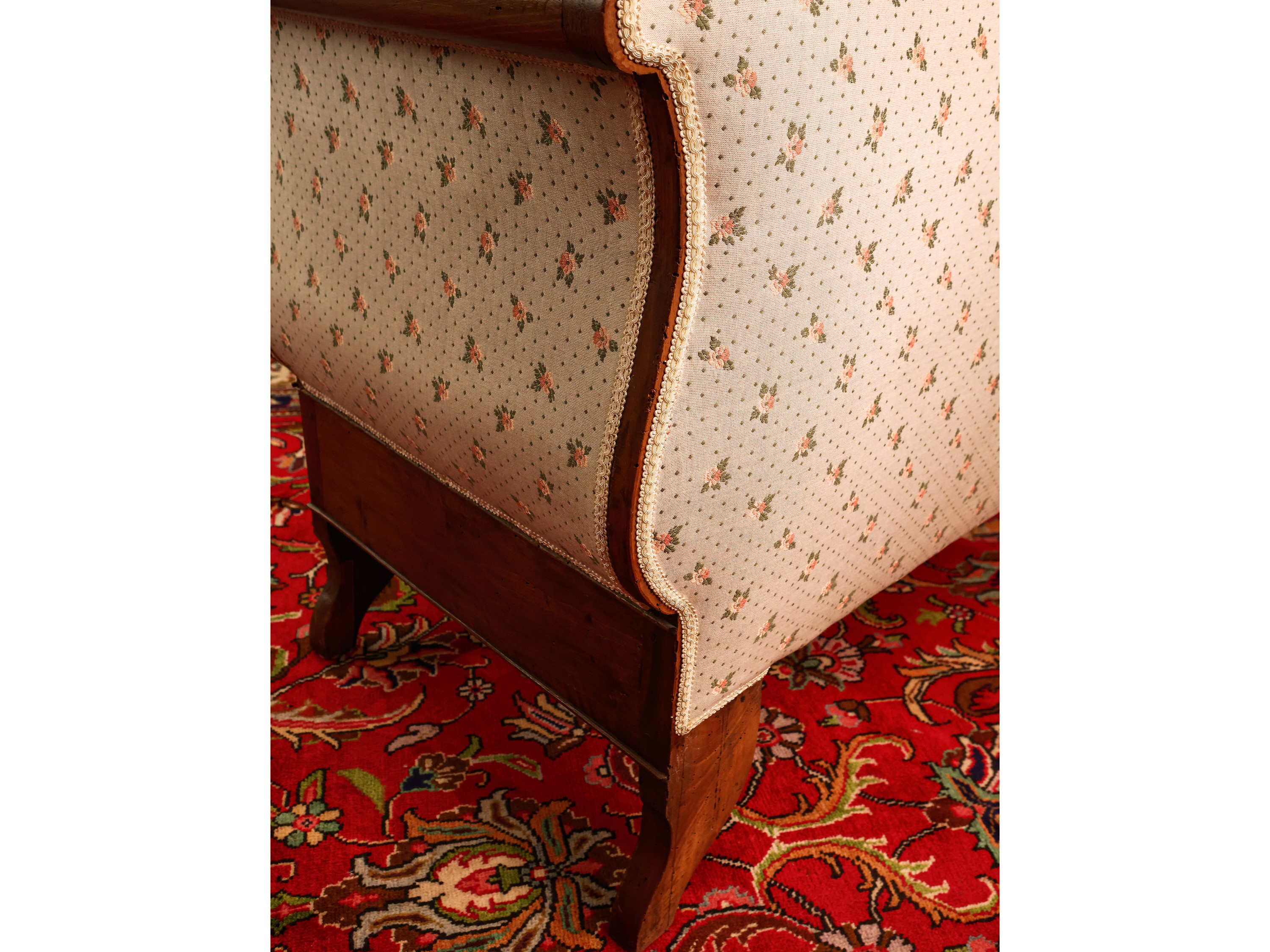 Divanetto a barca in noce