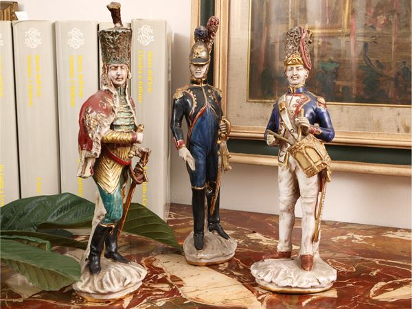 Serie di tre figure in terracotta smalata