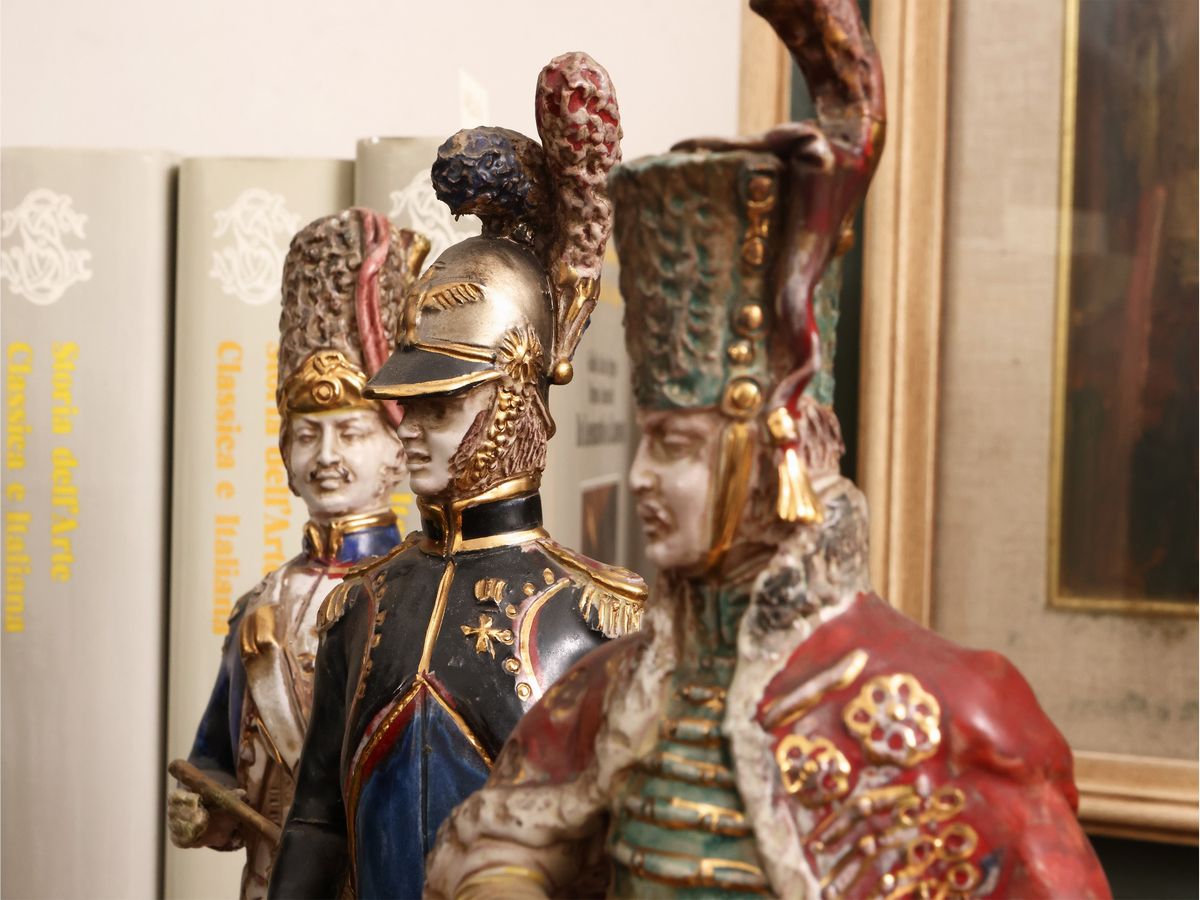 Serie di Tre Figure in Terracotta Smalata