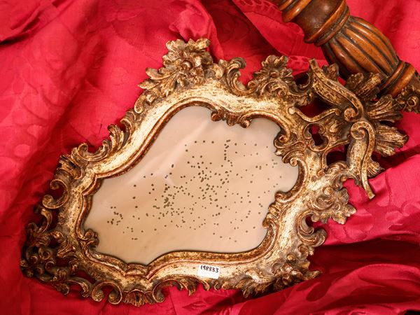 Piccola cornice in legno intagliato e laccato di forma sagomata