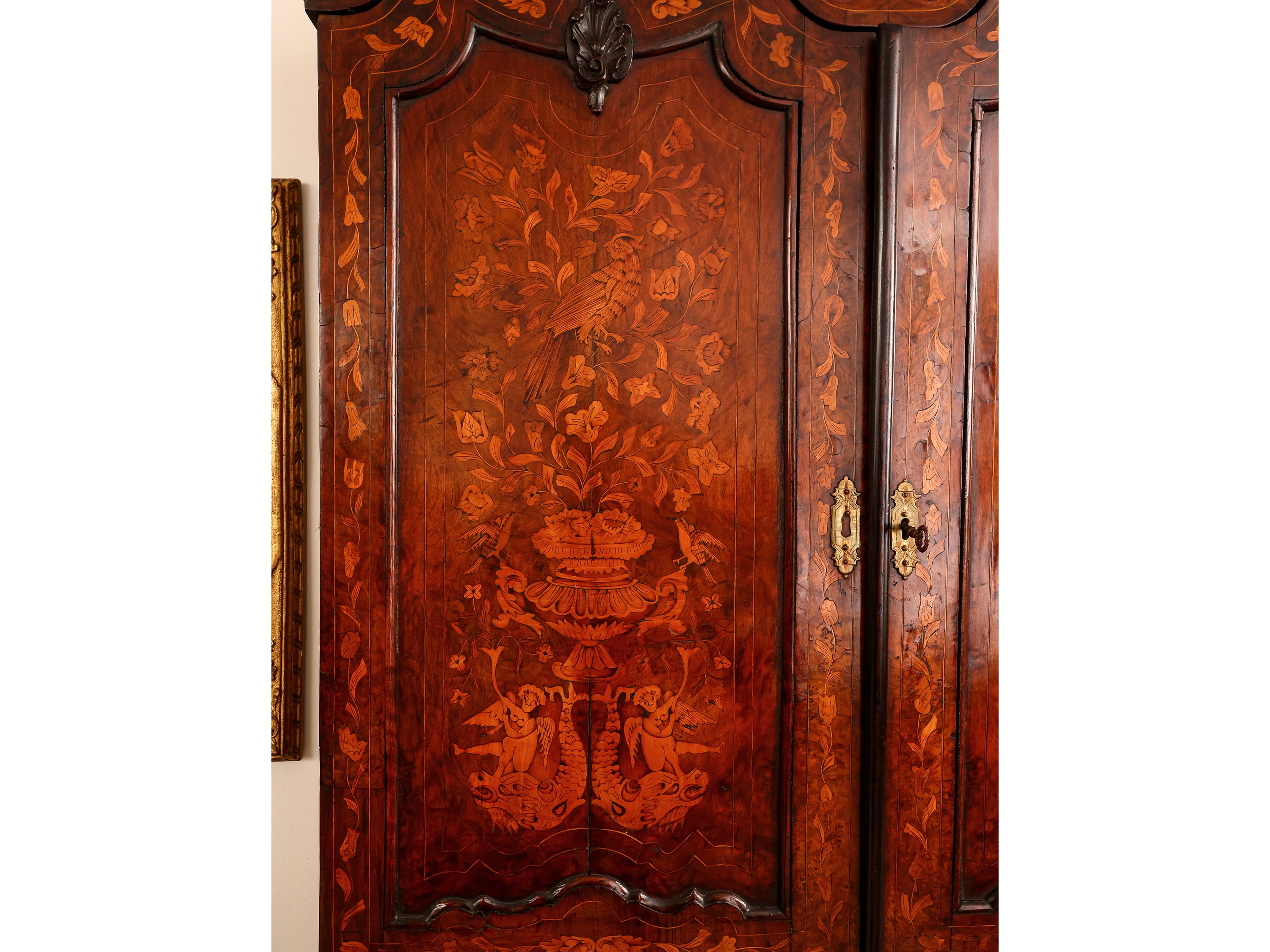 Cassettone a ribalta con alzata impiallacciato in noce