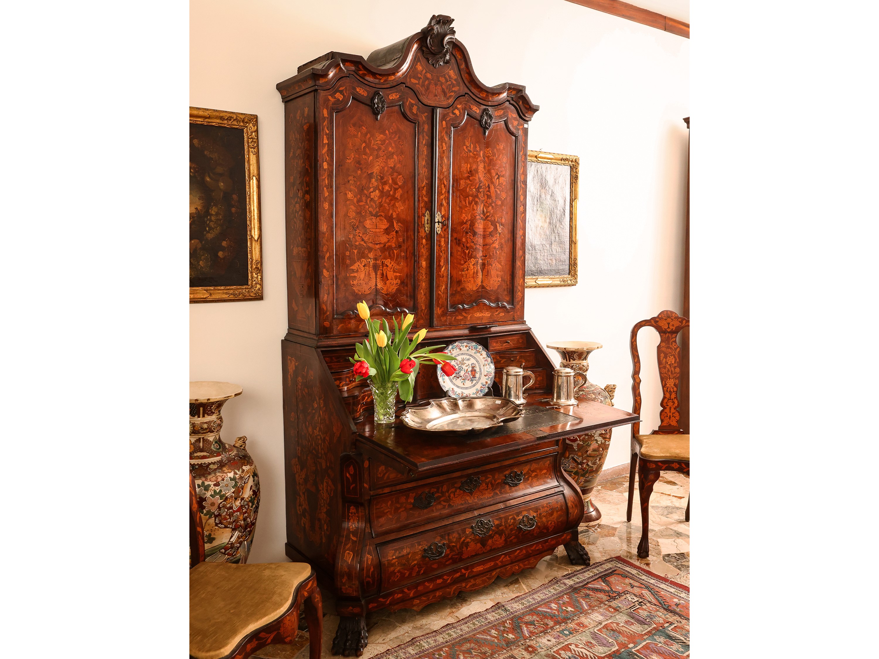 Cassettone a ribalta con alzata impiallacciato in noce