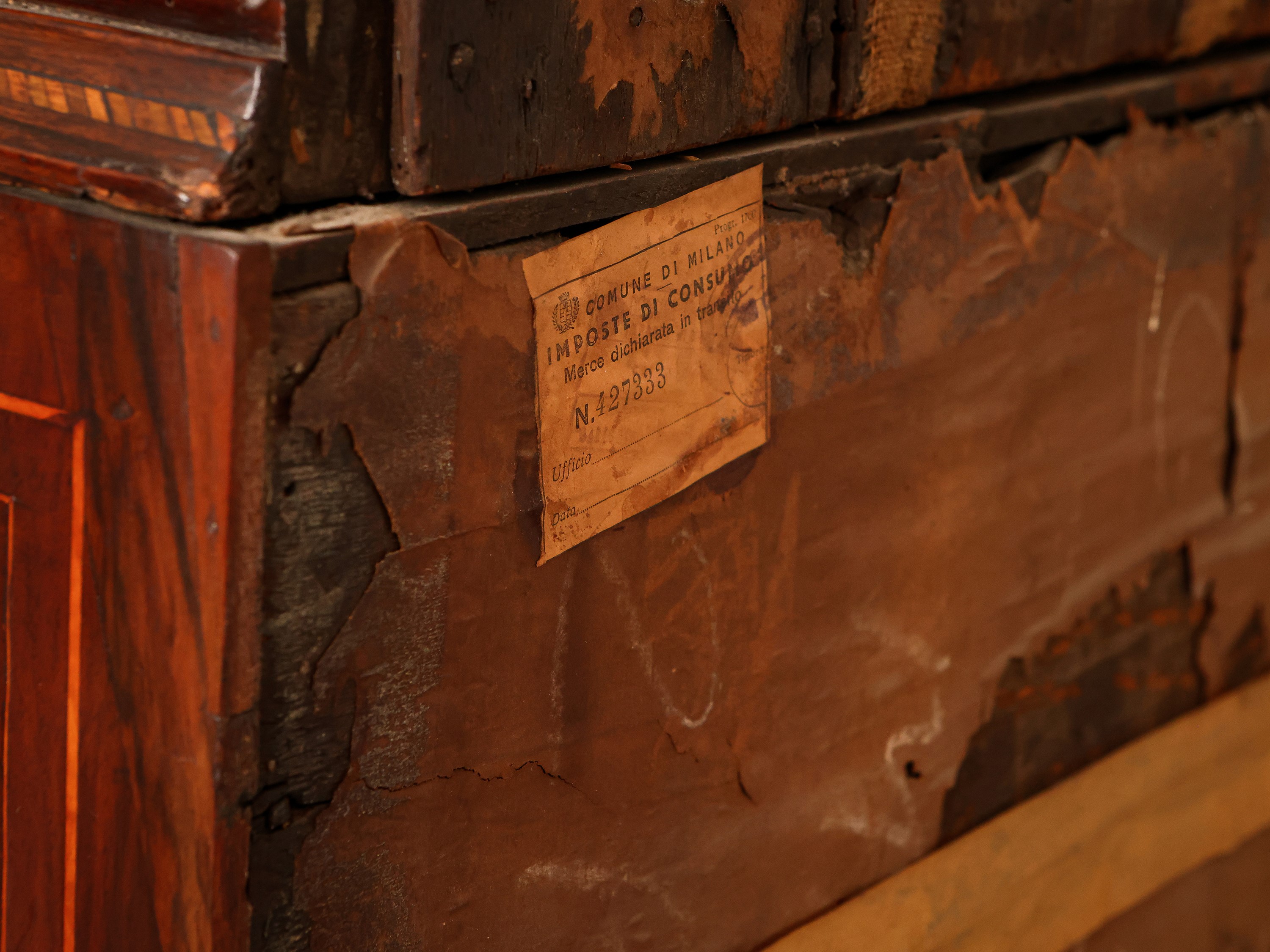 Cassettone a ribalta con alzata impiallacciato in noce