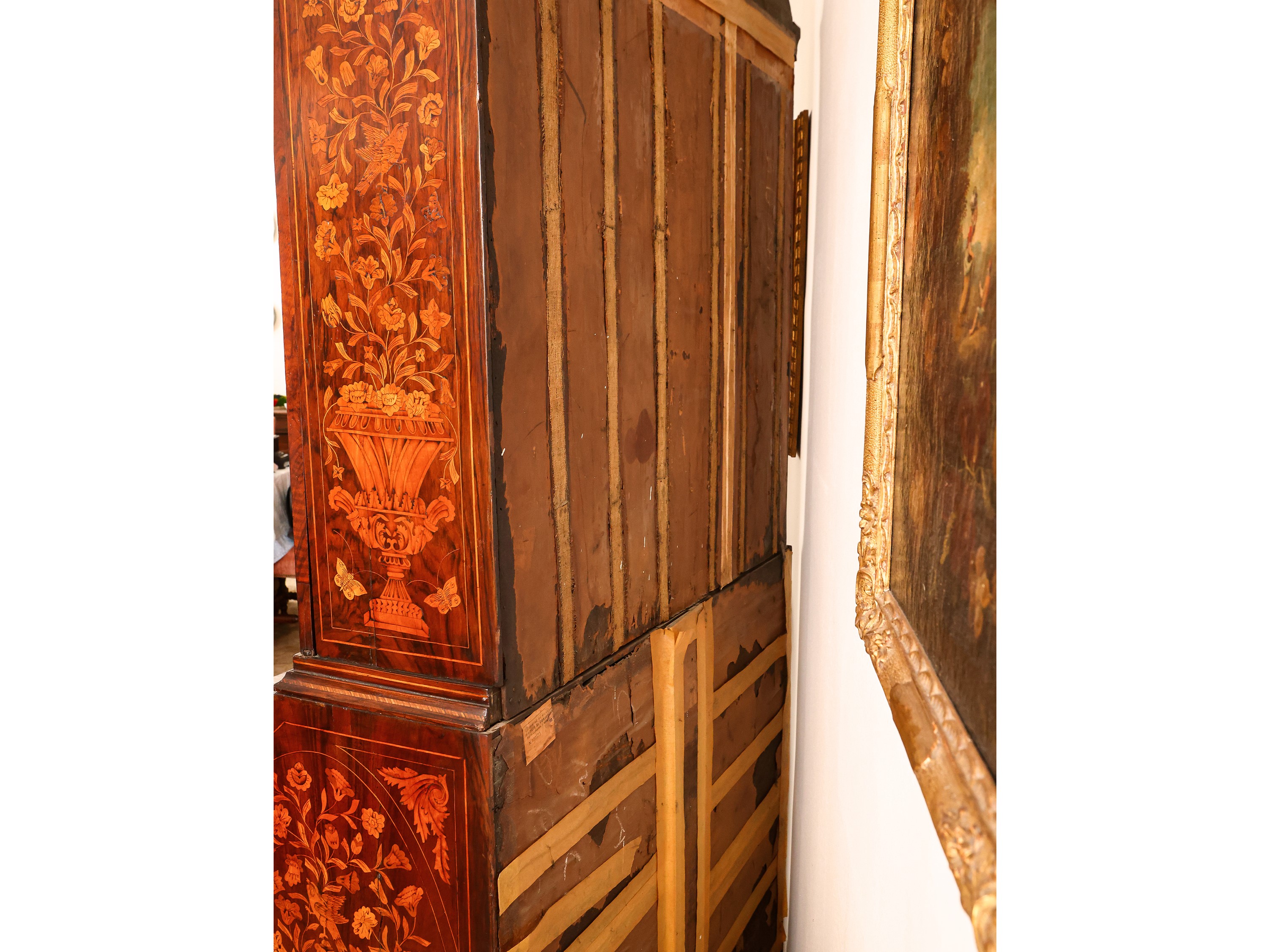 Cassettone a ribalta con alzata impiallacciato in noce