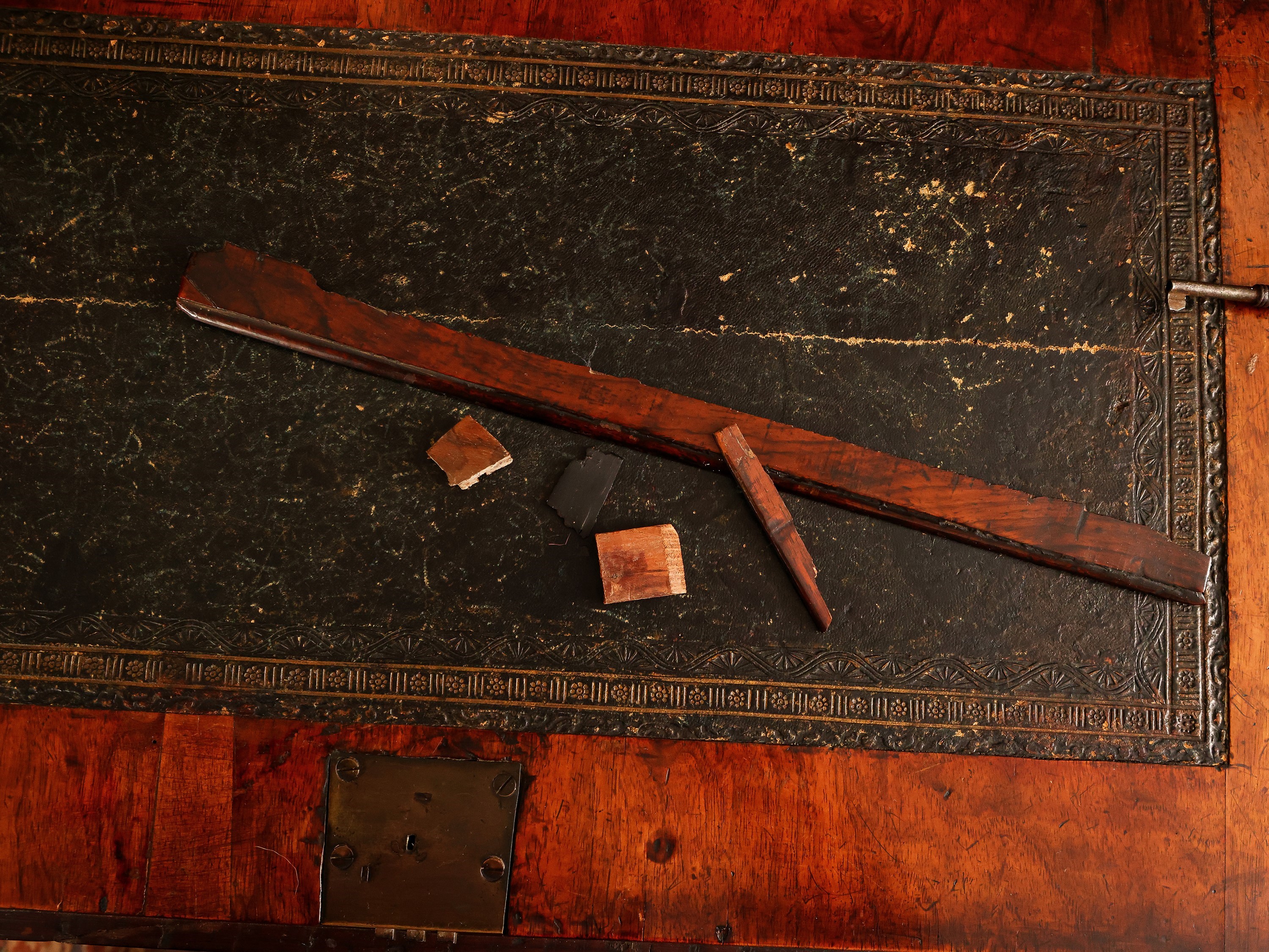 Cassettone a ribalta con alzata impiallacciato in noce