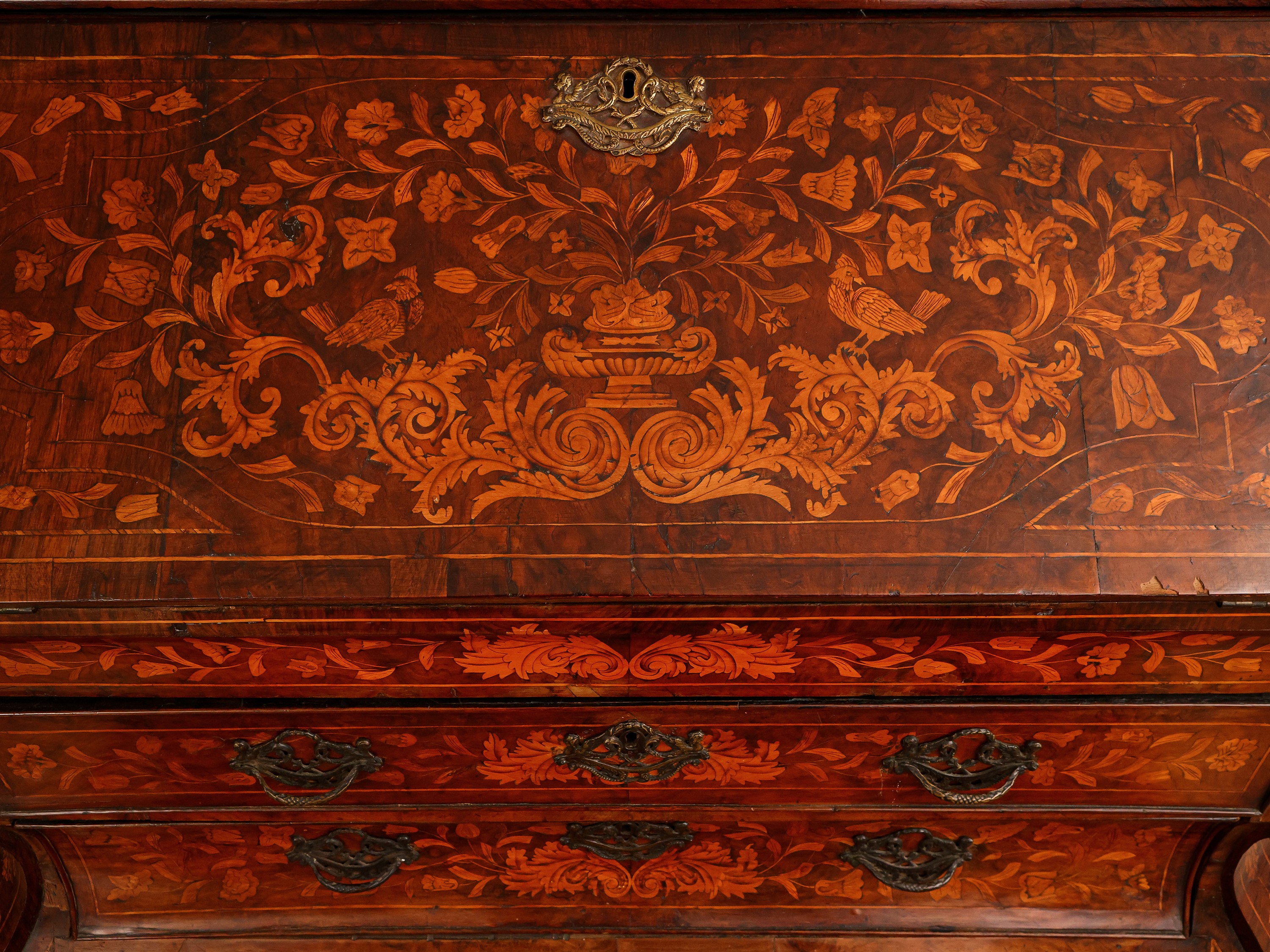 Cassettone a ribalta con alzata impiallacciato in noce