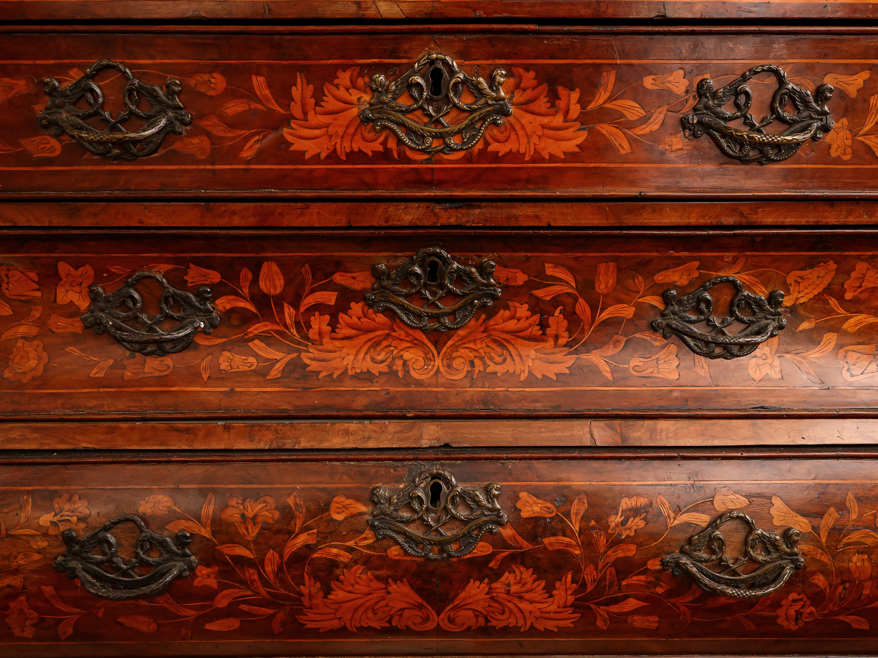 Cassettone a ribalta con alzata impiallacciato in noce