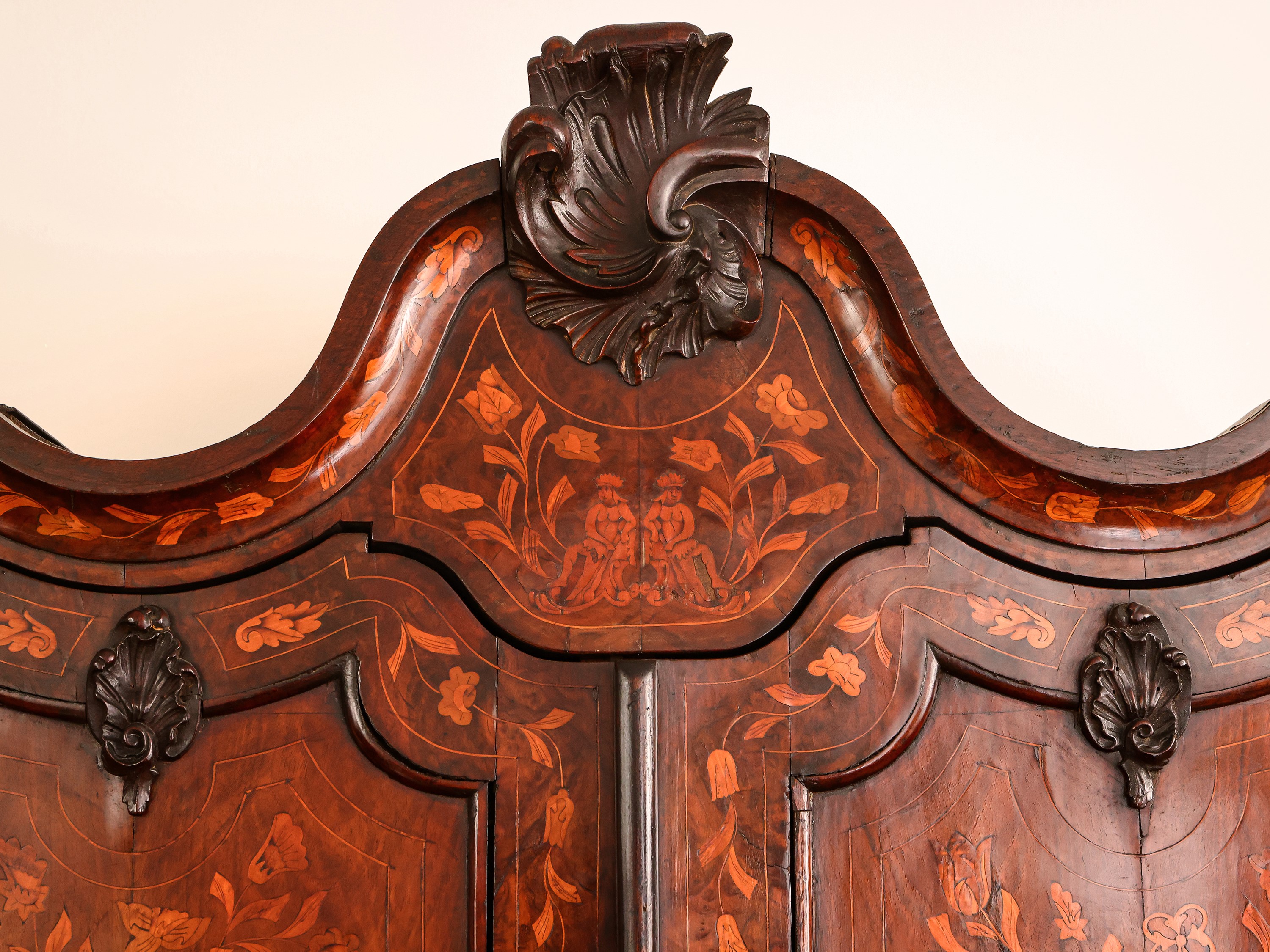 Cassettone a ribalta con alzata impiallacciato in noce