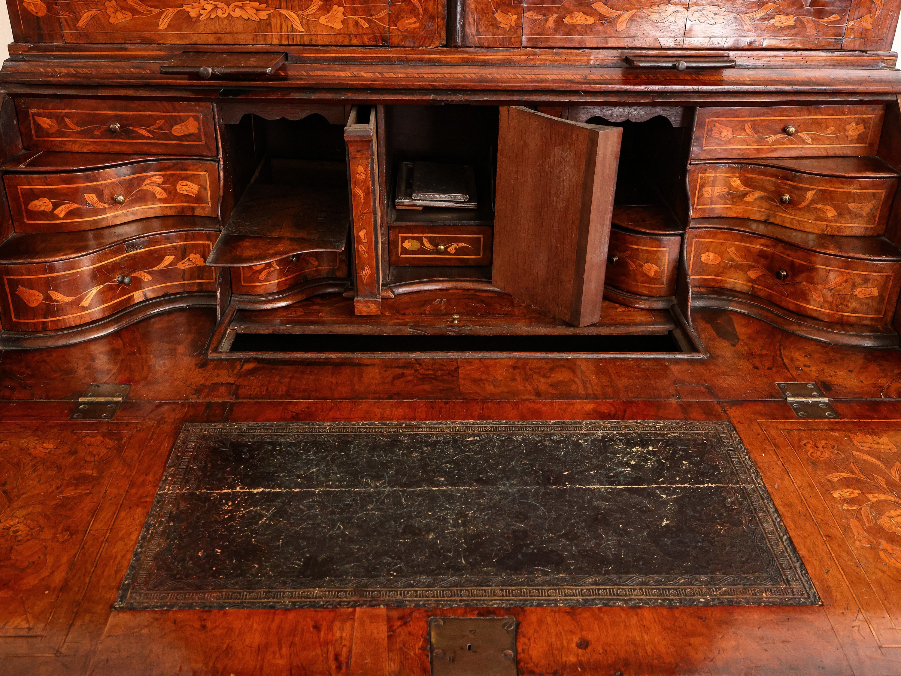 Cassettone a ribalta con alzata impiallacciato in noce