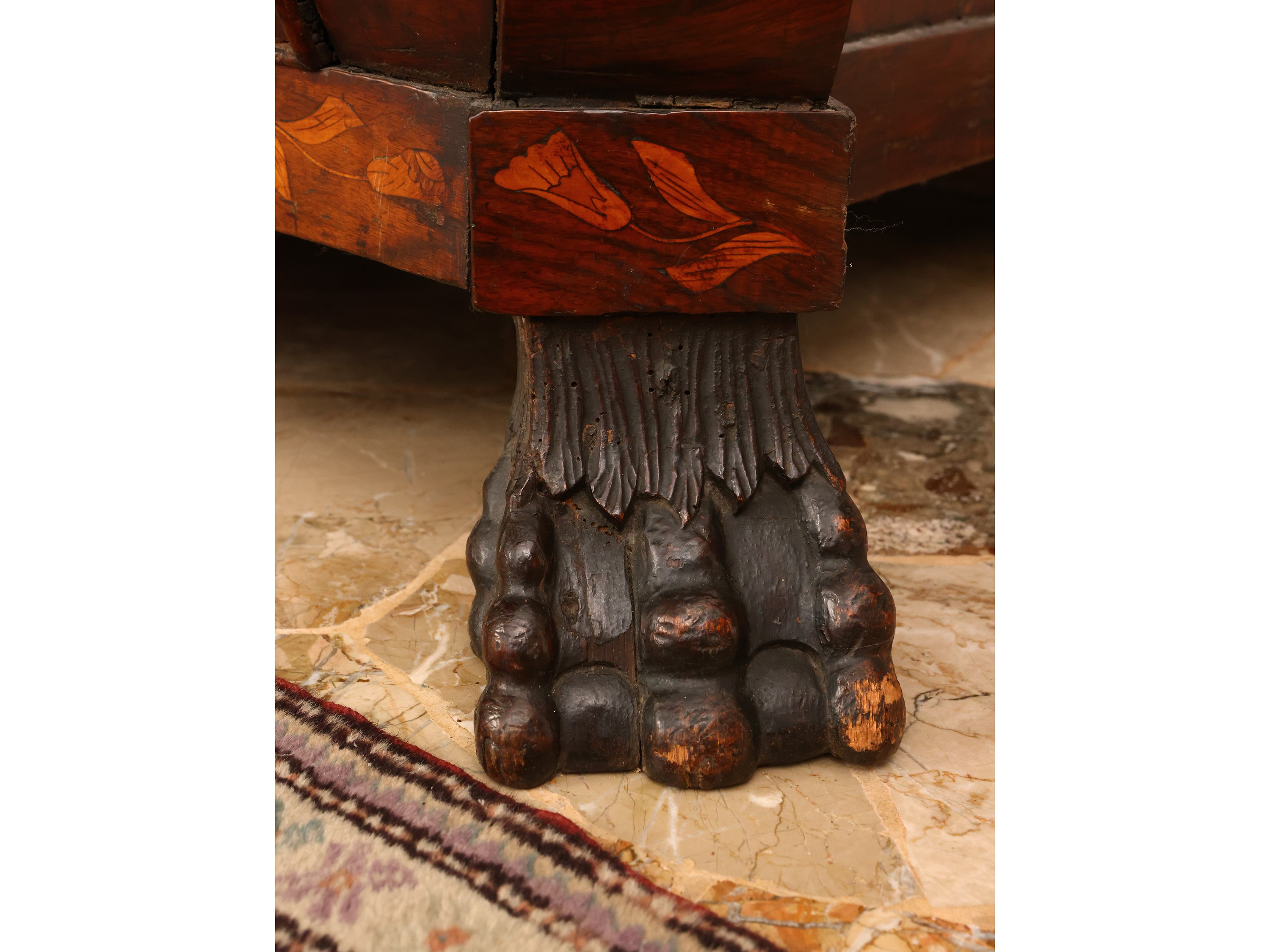 Cassettone a ribalta con alzata impiallacciato in noce