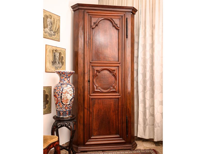 Coppia di angoliere in noce