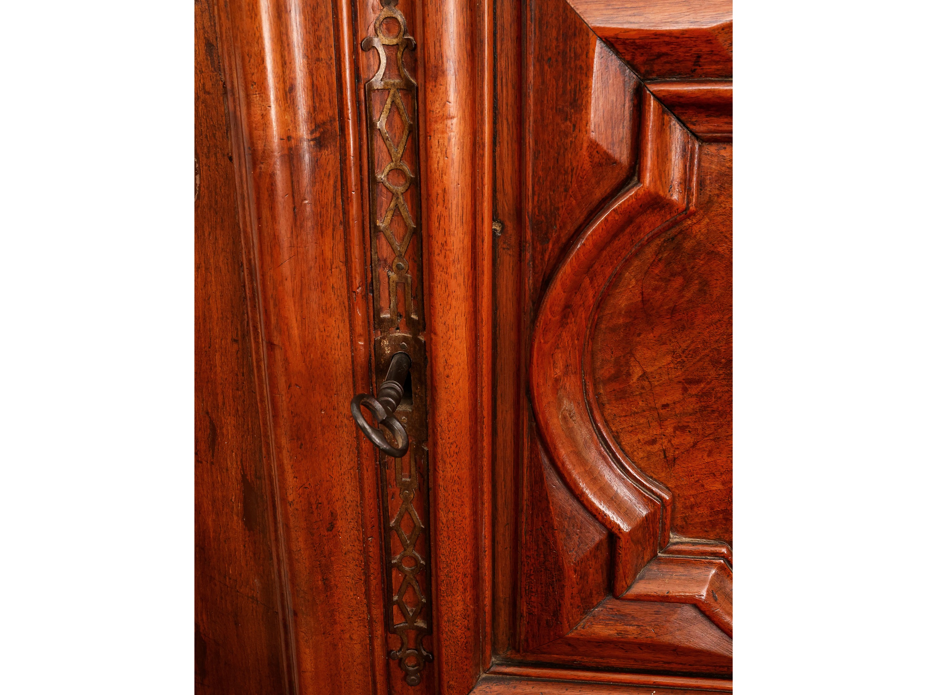 Coppia di angoliere in noce