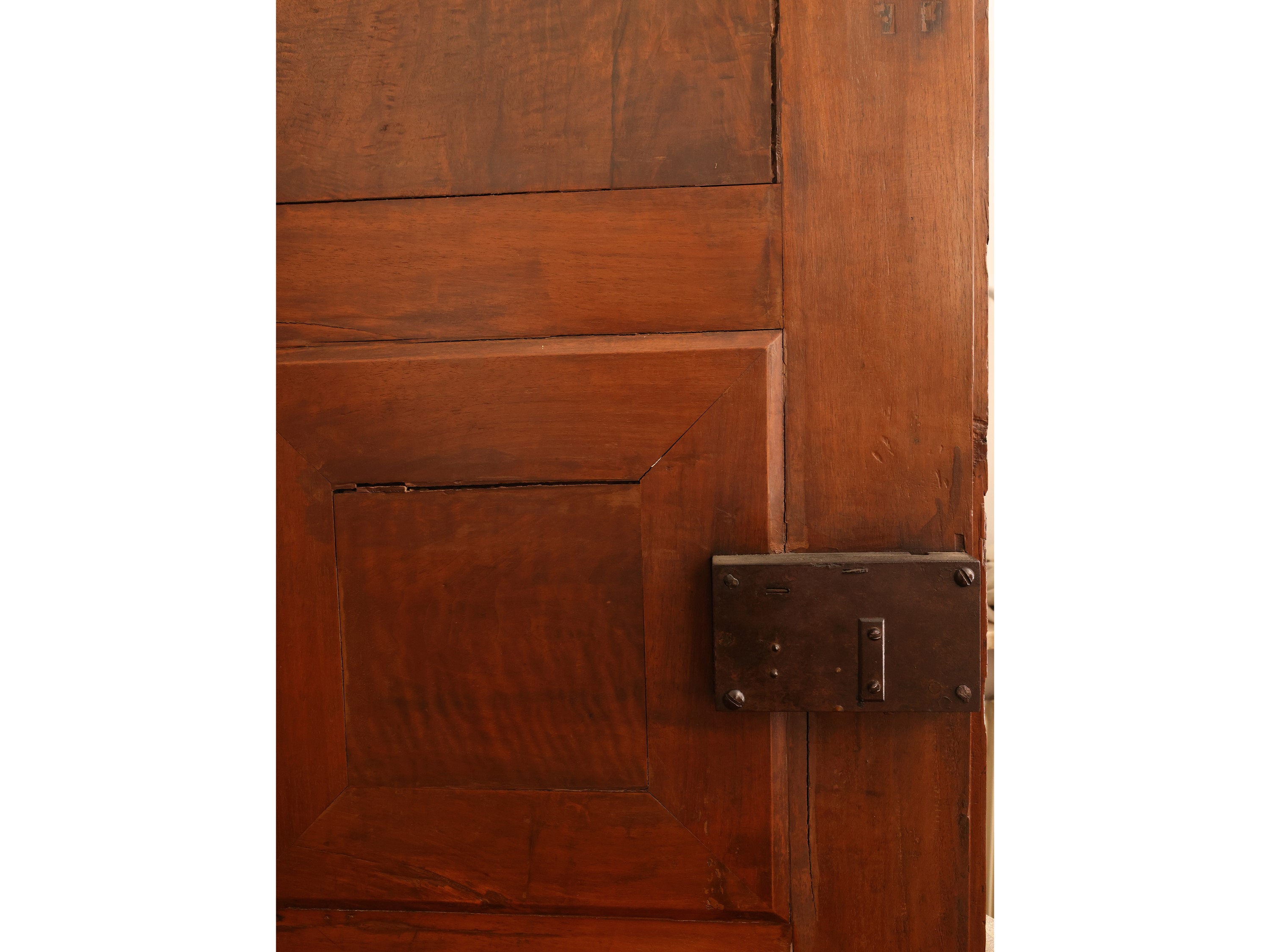 Coppia di angoliere in noce