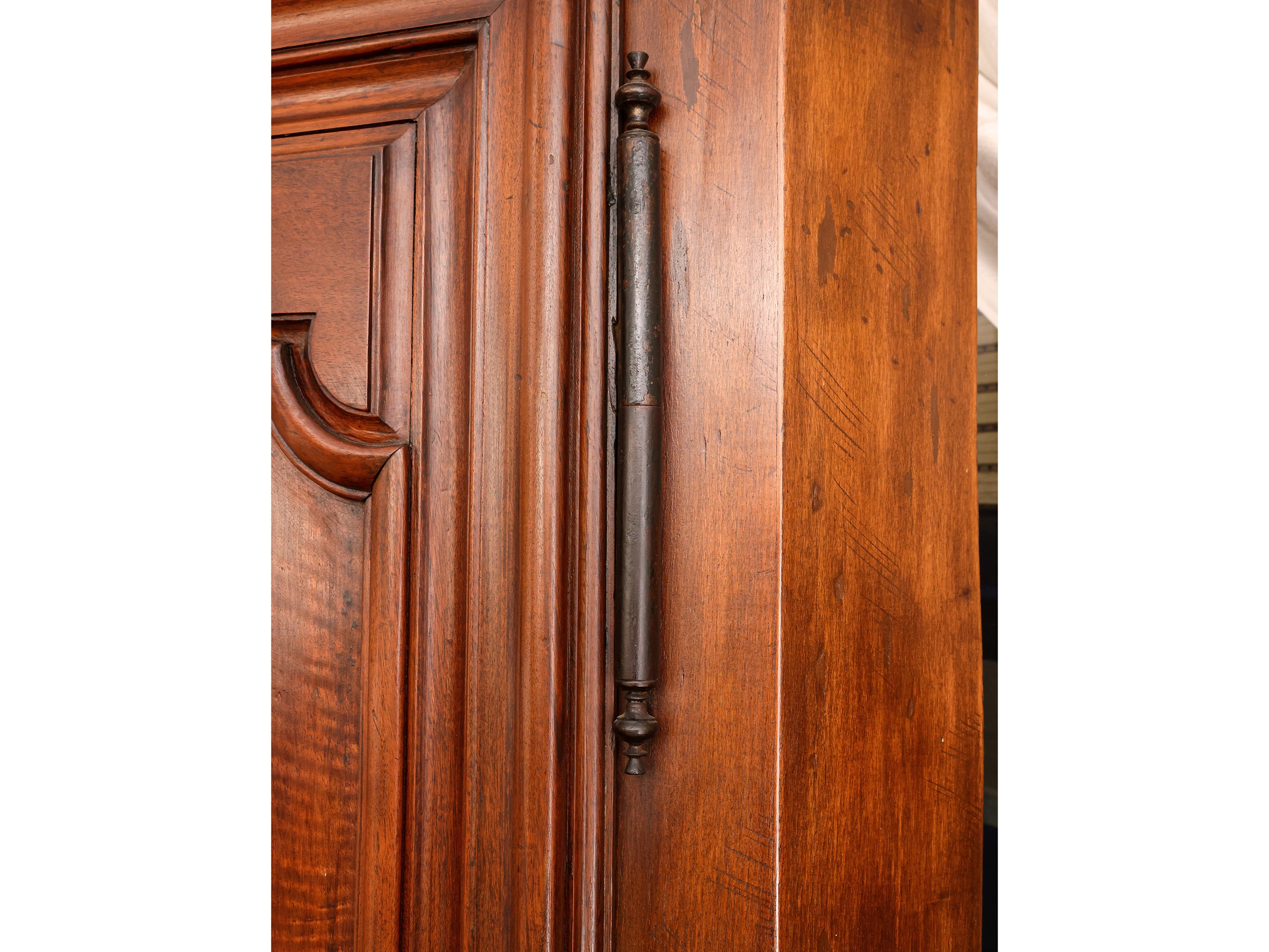 Coppia di angoliere in noce