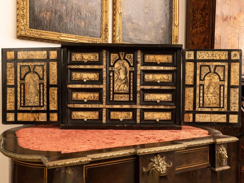 Importante Monetiere Listrato in Legno Ebanizzato