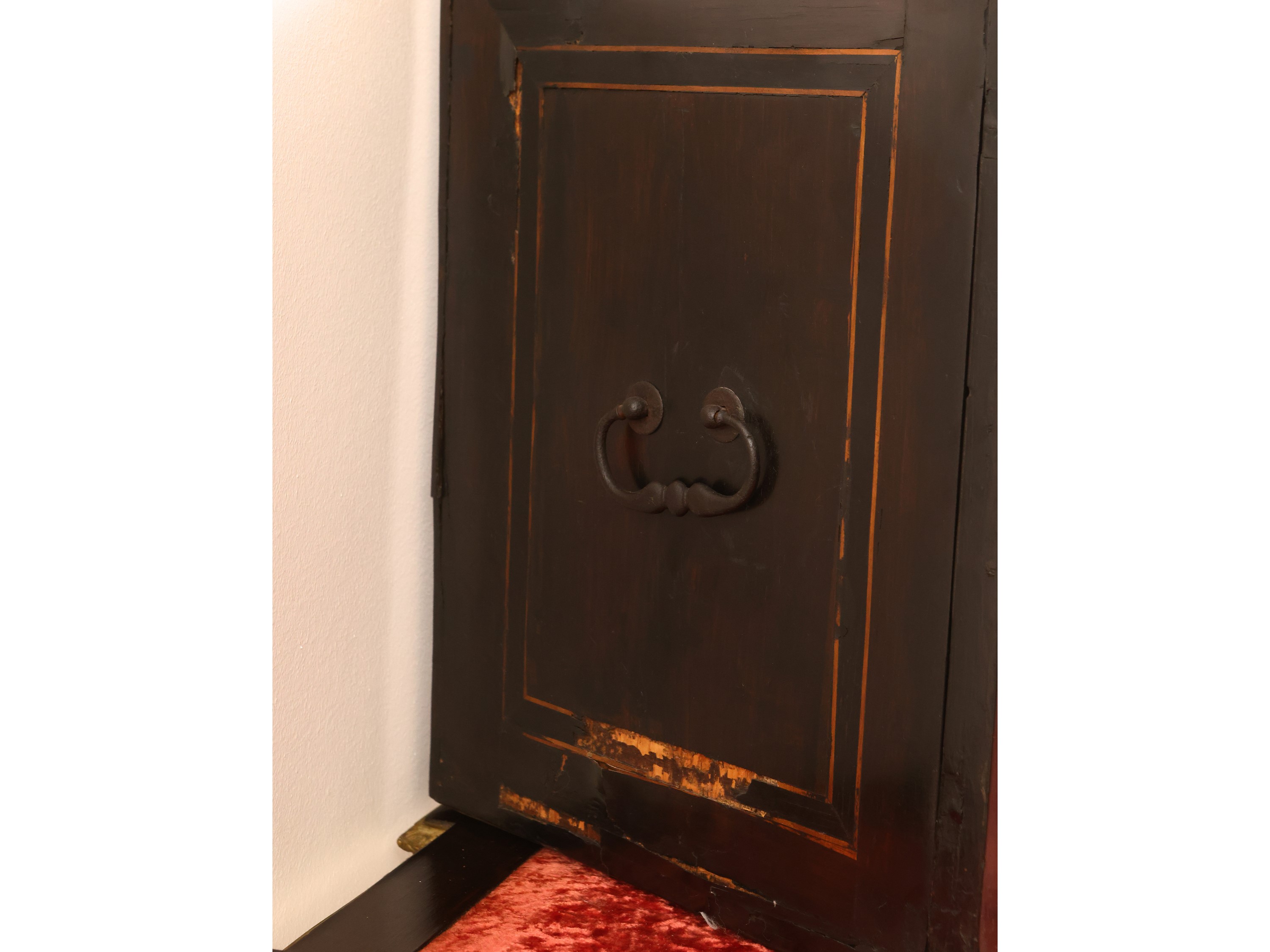 Importante Monetiere Listrato in Legno Ebanizzato