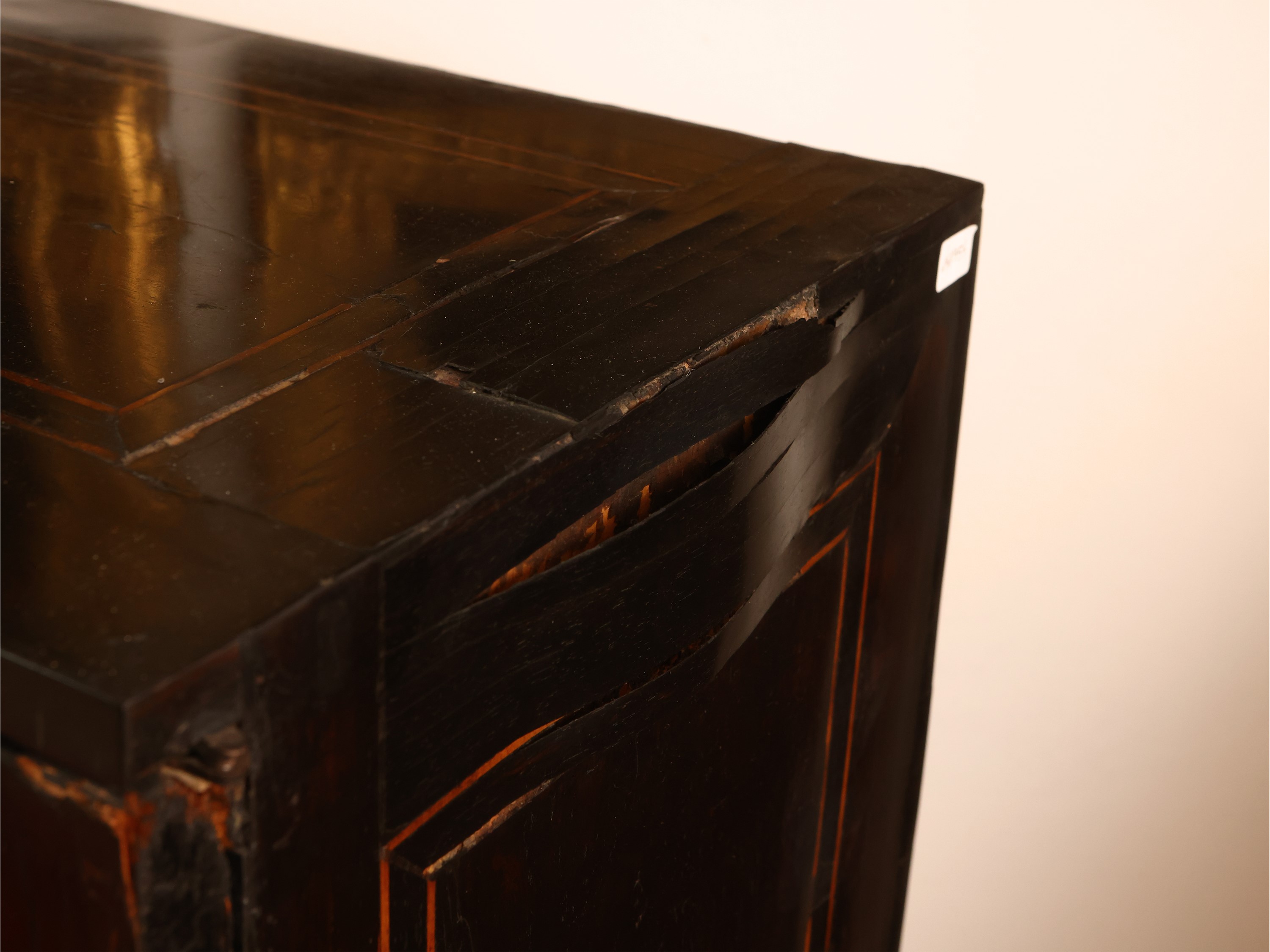 Importante Monetiere Listrato in Legno Ebanizzato