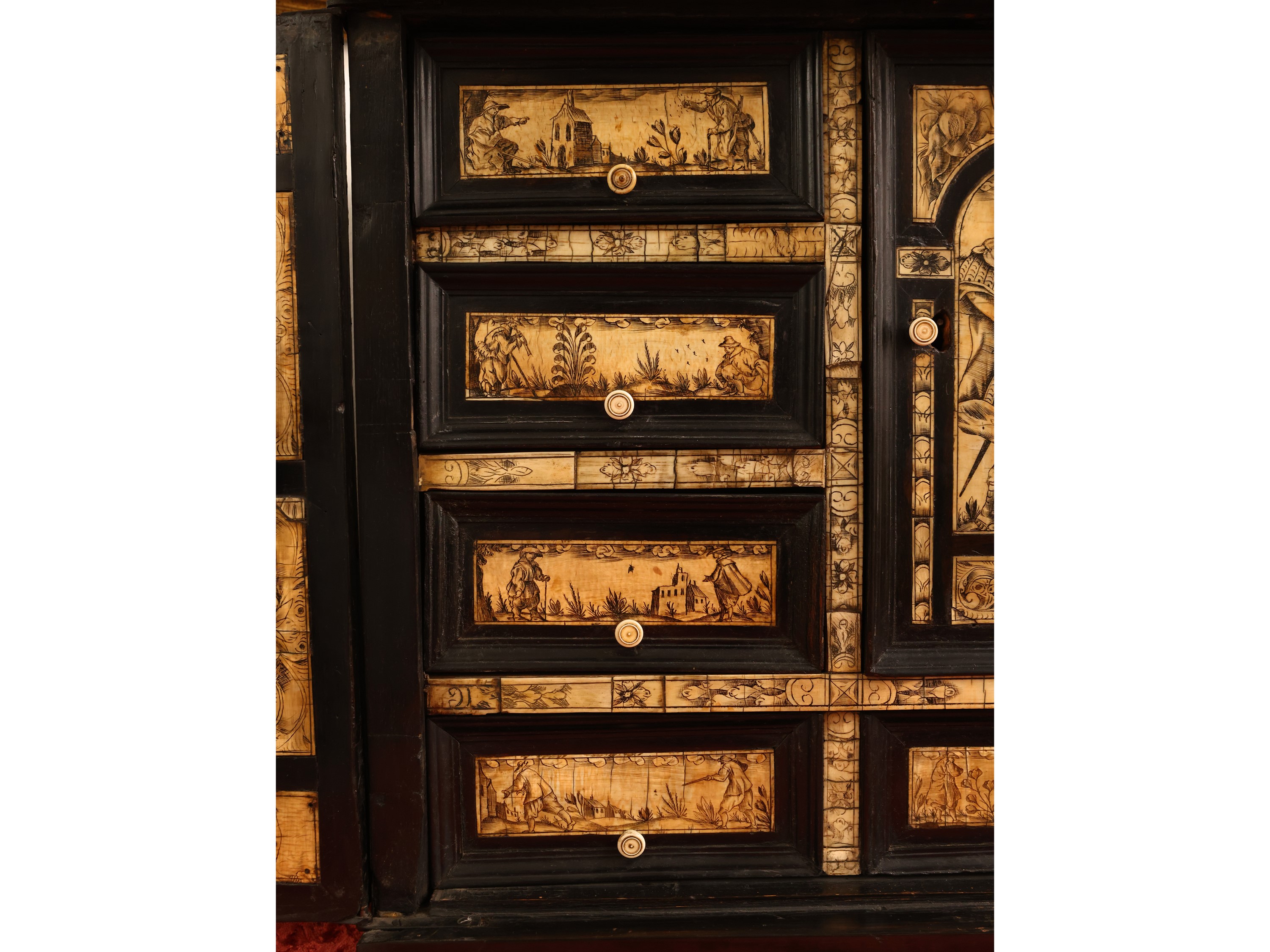 Importante Monetiere Listrato in Legno Ebanizzato