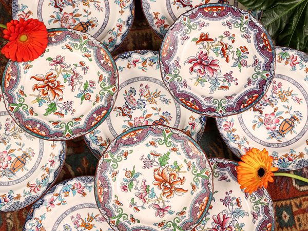 Dieci piatti decorativi in terraglia